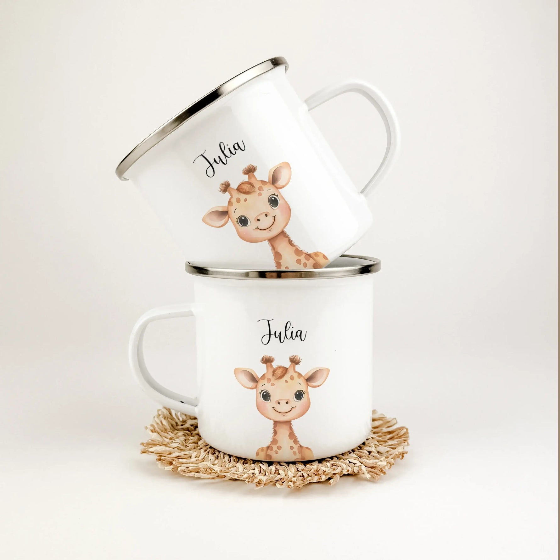 Emaille Tasse Giraffe Portrait-famprints-Emaille Tasse-Entdecke die wunderschöne Emaille Tasse Giraffe Portrait, die perfekt personalisiert werden kann! Diese besondere Tasse zaubert jedem Kind ein Lächeln ins Gesicht und ist ein ideales Geschenk zu Anläs