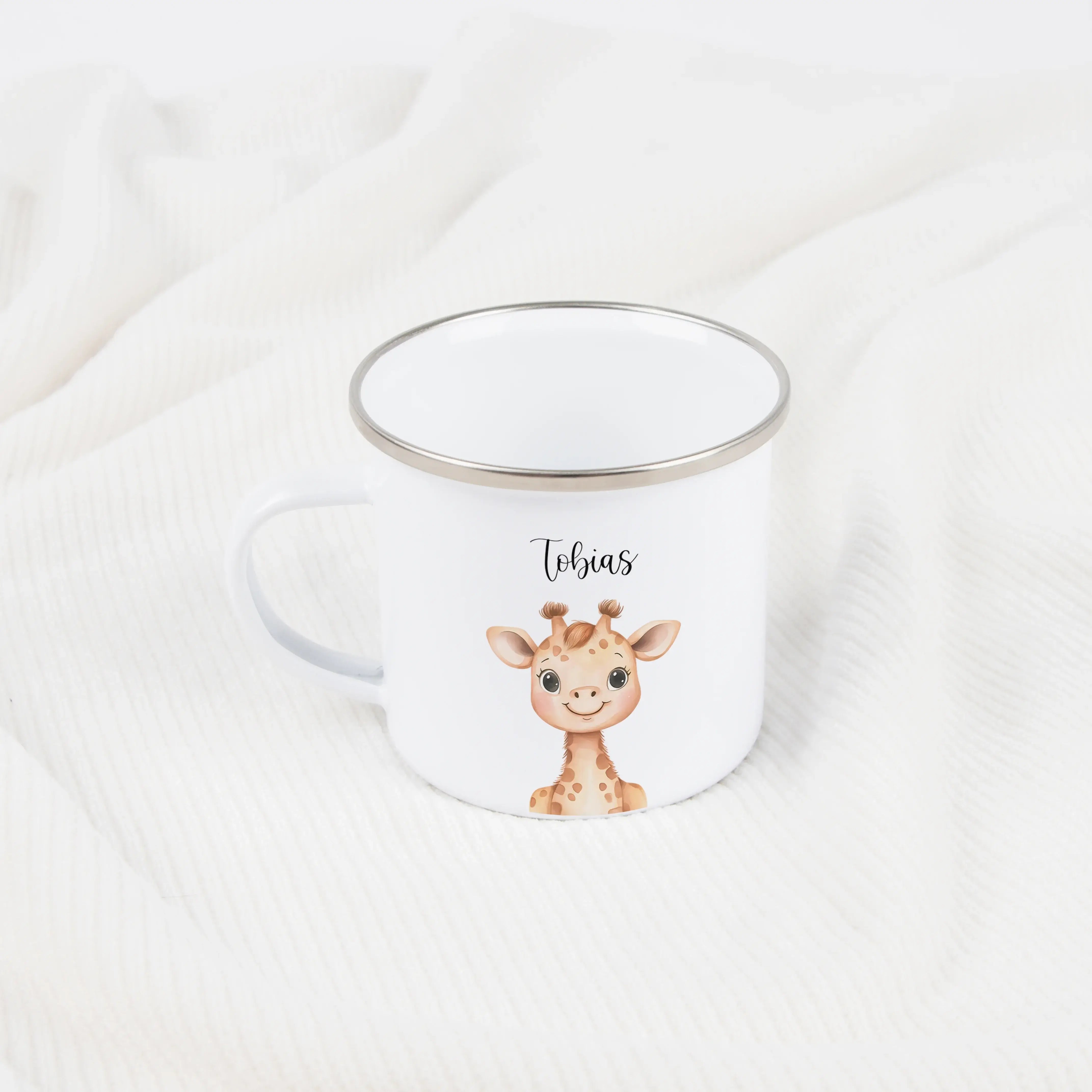 Emaille Tasse Giraffe Portrait-Emaille Tasse-famprints-Die Emaille Tasse Giraffe Portrait von famprints verwandelt jeden Morgen in einen kleinen Glücksmoment. Das liebevoll illustrierte Giraffenmotiv trifft auf einen leichten, angenehm zu haltenden Emaill