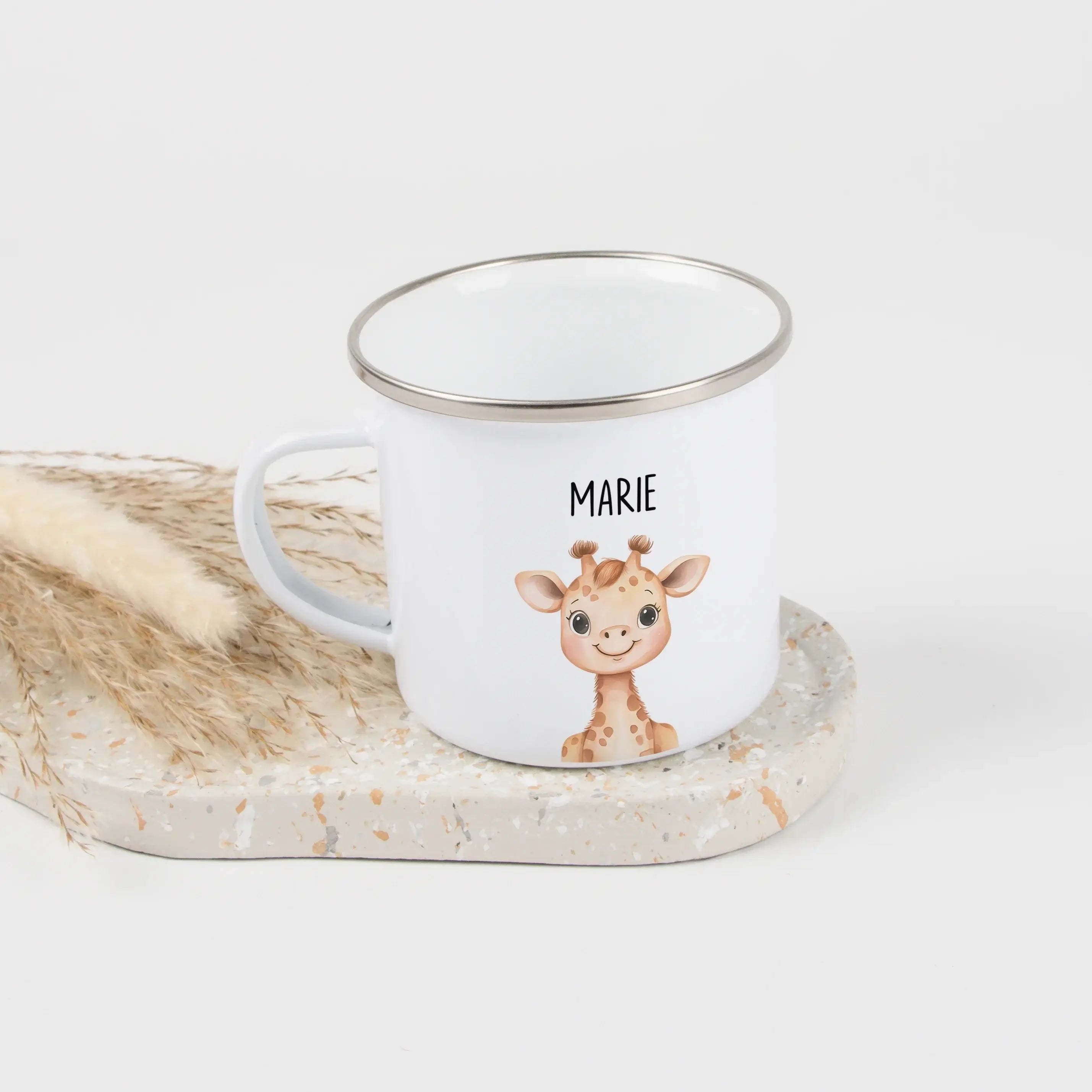 Emaille Tasse Giraffe Portrait-Emaille Tasse-famprints-Die Emaille Tasse Giraffe Portrait von famprints verwandelt jeden Morgen in einen kleinen Glücksmoment. Das liebevoll illustrierte Giraffenmotiv trifft auf einen leichten, angenehm zu haltenden Emaill