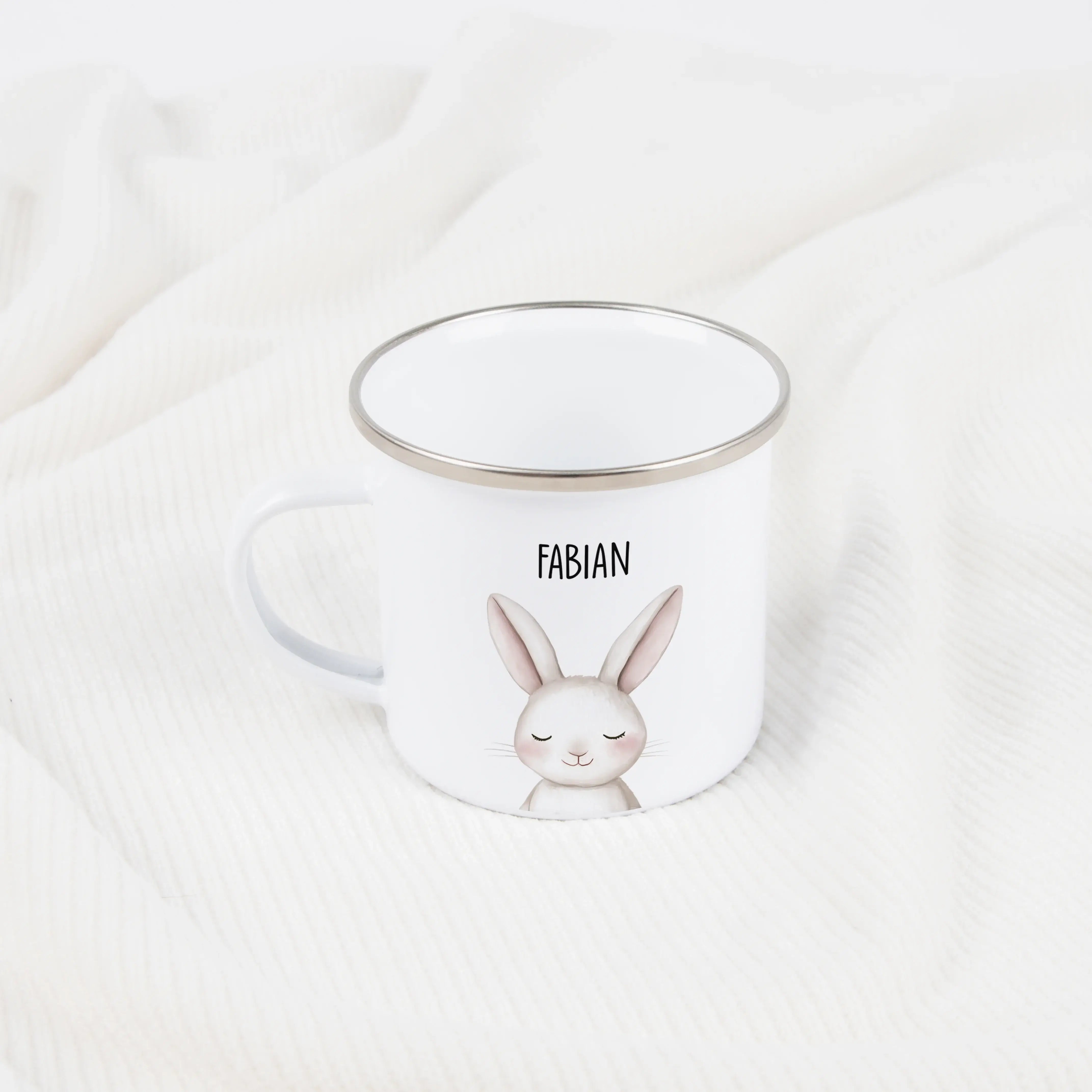 Emaille Tasse Hase Portrait-Emaille Tasse-famprints-Entdecke bei famprints die Emaille Tasse Hase Portrait – ein personalisierbarer Becher, der kleine Alltagsmomente in besondere Erinnerungen verwandelt. Das liebevoll illustrierte Hasenmotiv im Aquarellst