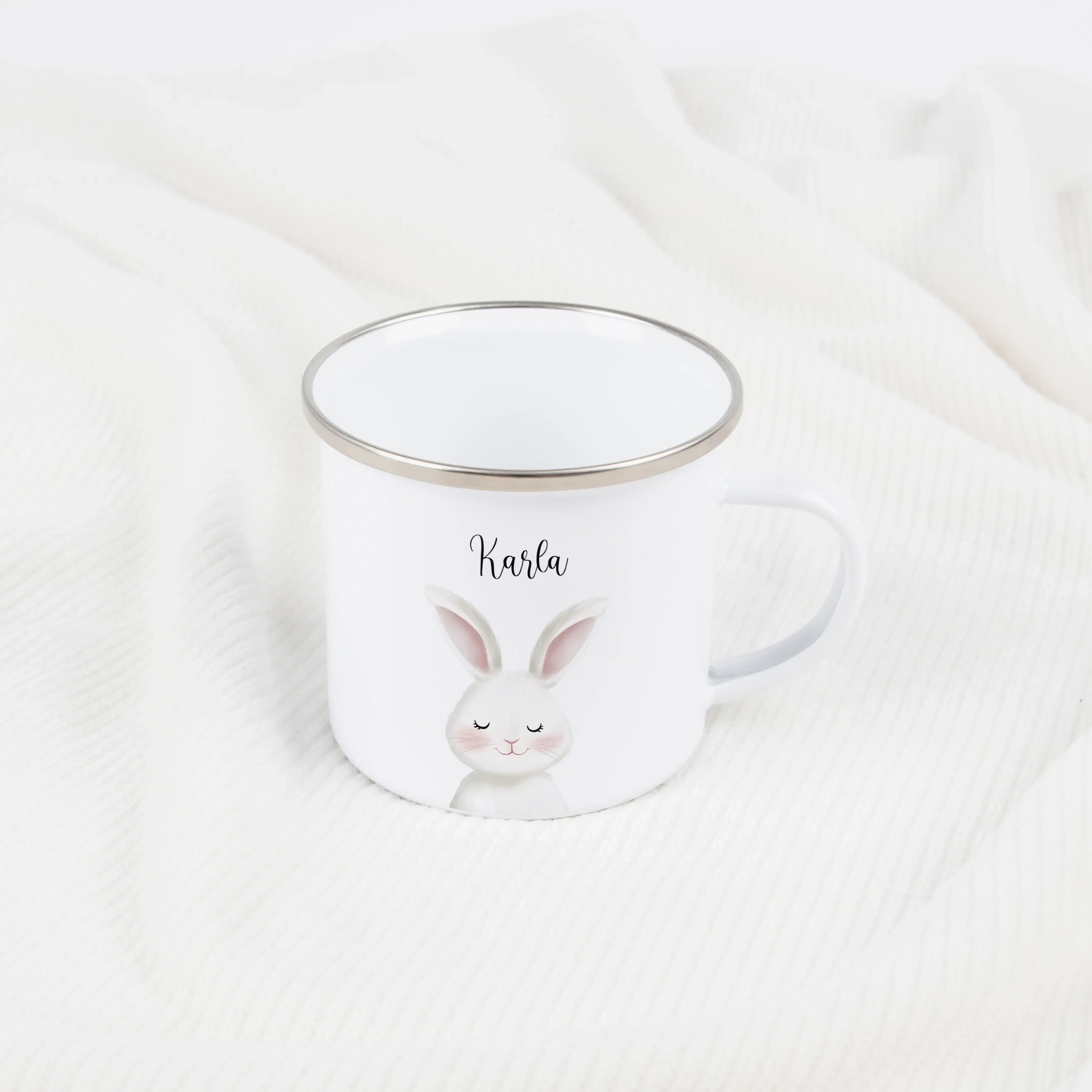 Emaille Tasse Hase Portrait-Emaille Tasse-famprints-Entdecke bei famprints die Emaille Tasse Hase Portrait – ein personalisierbarer Becher, der kleine Alltagsmomente in besondere Erinnerungen verwandelt. Das liebevoll illustrierte Hasenmotiv im Aquarellst