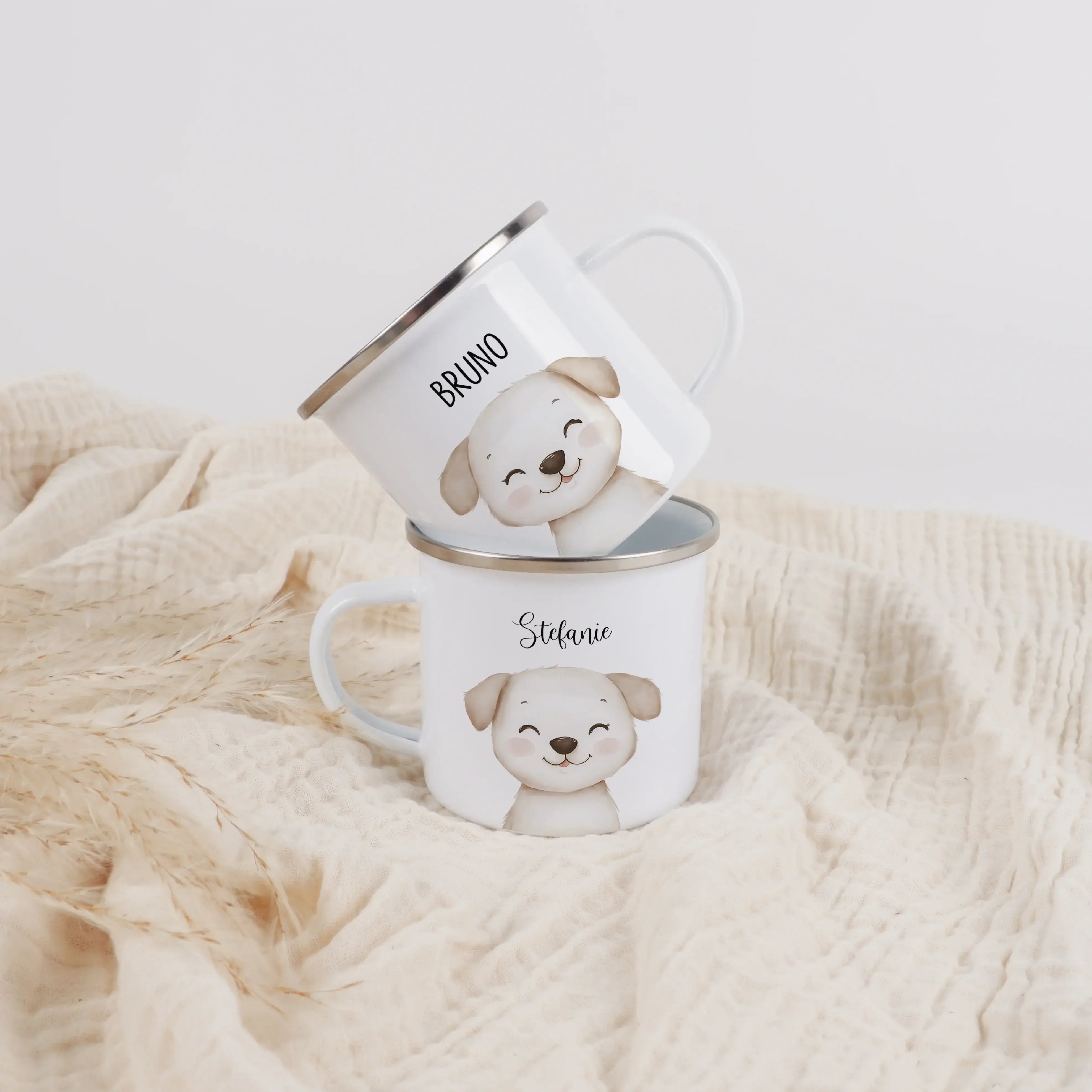 Emaille Tasse Hund Portrait-Emaille Tasse-famprints-Die Emaille Tasse Hund Portrait von famprints ist genau das Richtige für alle, die Hunde lieben und personalisierte Produkte mit Charakter suchen. Das Motiv zeigt einen liebevoll digital gemalten Hund im