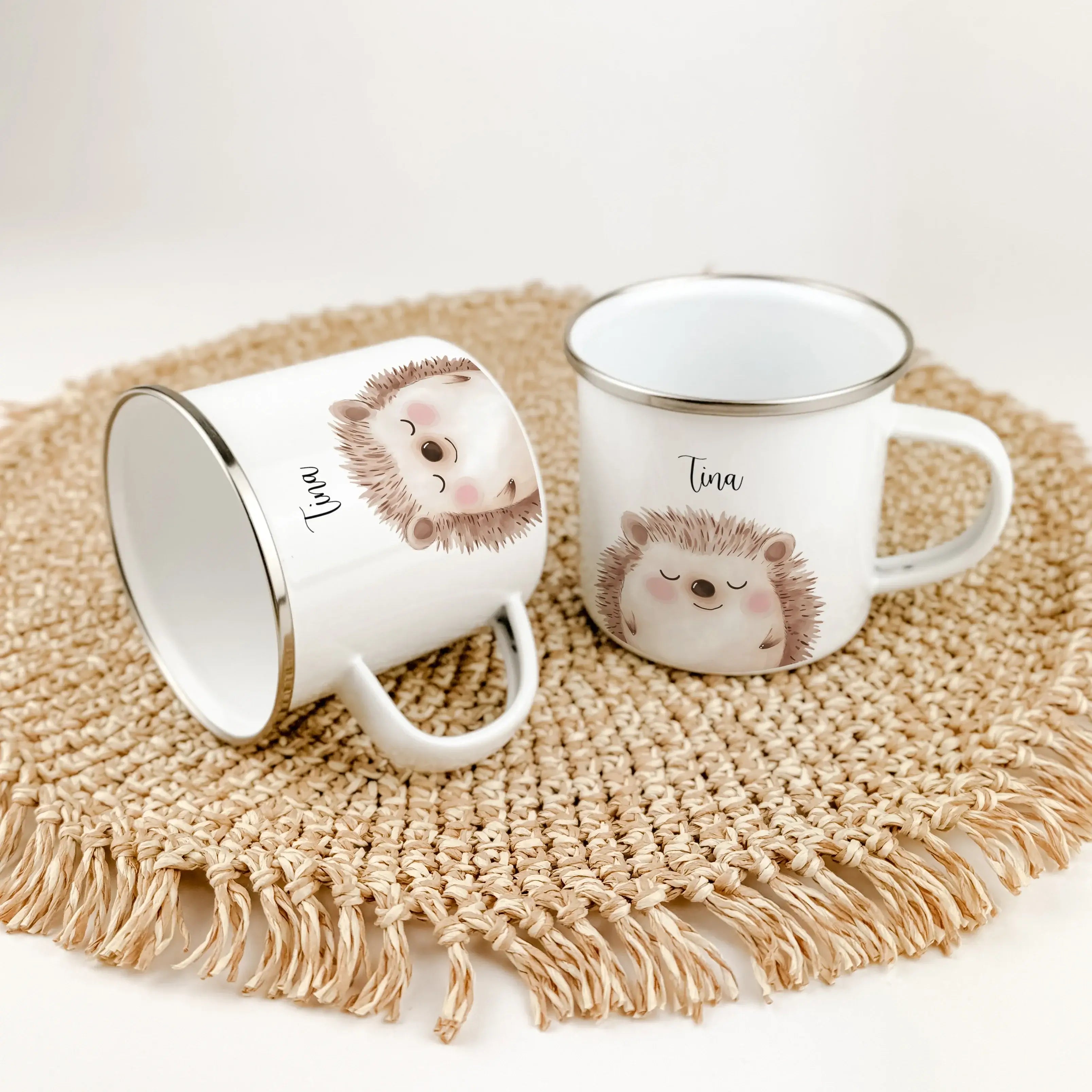 Emaille Tasse Igel Portrait-famprints-Emaille Tasse-Entdecke die charmante Emaille Tasse Igel Portrait – das ideale personalisierte Geschenk für Kinder! Ob zur Einschulung, Taufe oder zum Geburtstag, dieser bezaubernde Emaille Becher bringt Freude in den