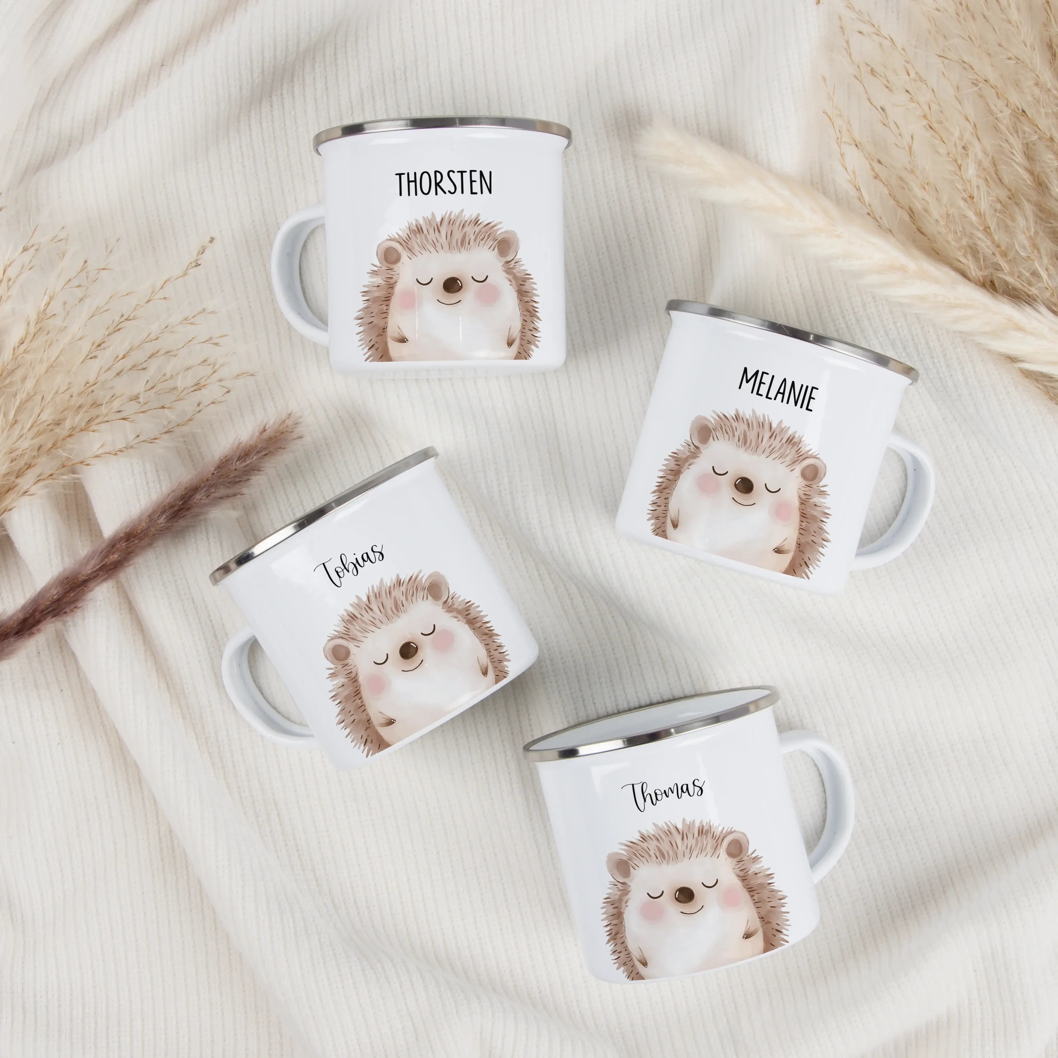 Emaille Tasse Igel Portrait-Emaille Tasse-famprints-Die Emaille Tasse Igel Portrait von famprints ist ein liebevoll gestaltetes Geschenk, das kleine Naturfreunde begeistert und den Alltag mit einem persönlichen Motiv bereichert. Der sanfte Aquarellstil de