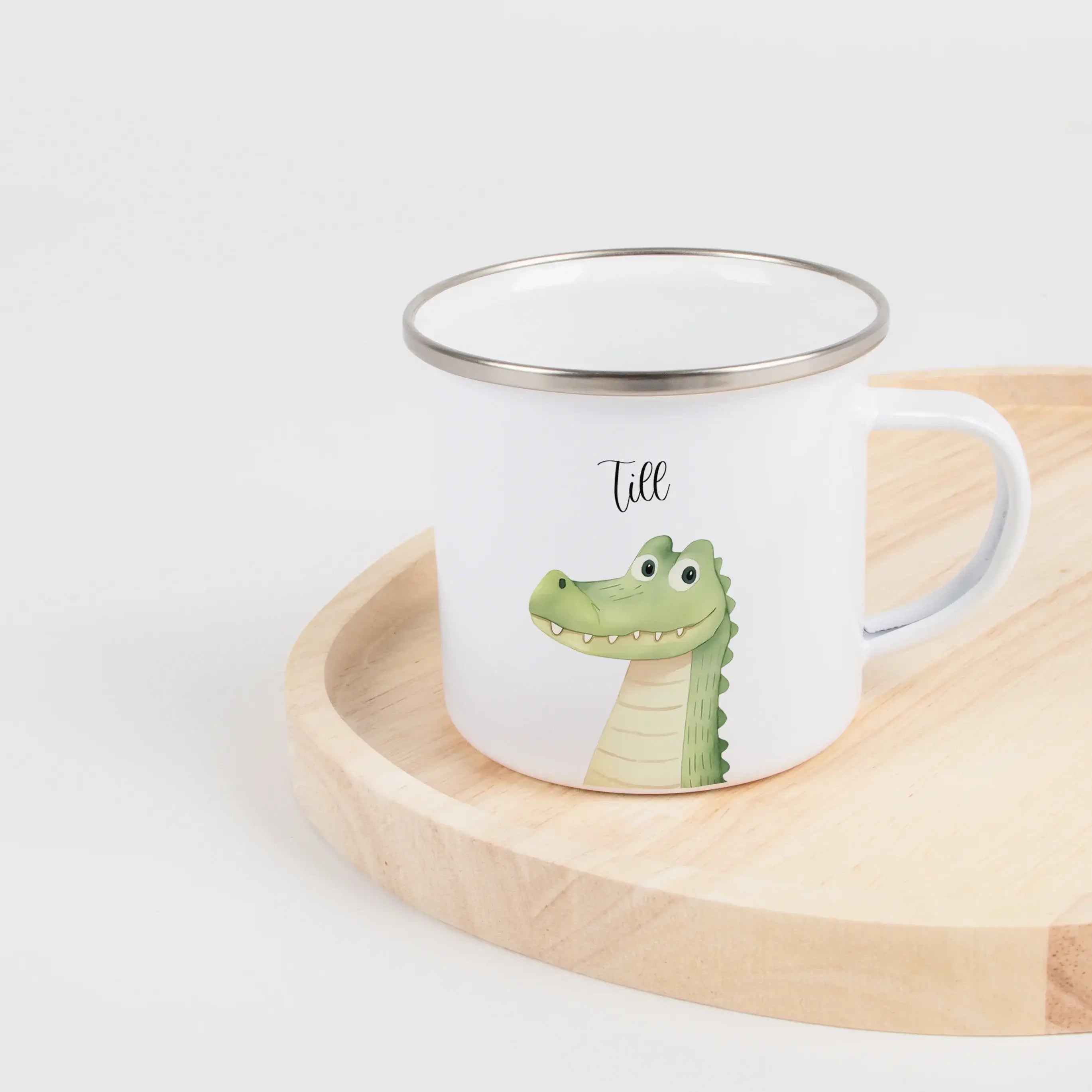 Emaille Tasse Krokodil Portrait-Emaille Tasse-famprints-Die Emaille Tasse Krokodil Portrait von famprints ist genau das Richtige, wenn du ein personalisiertes Geschenk suchst, das auffällt und im Alltag gern benutzt wird. Das detailreiche Krokodil-Motiv i