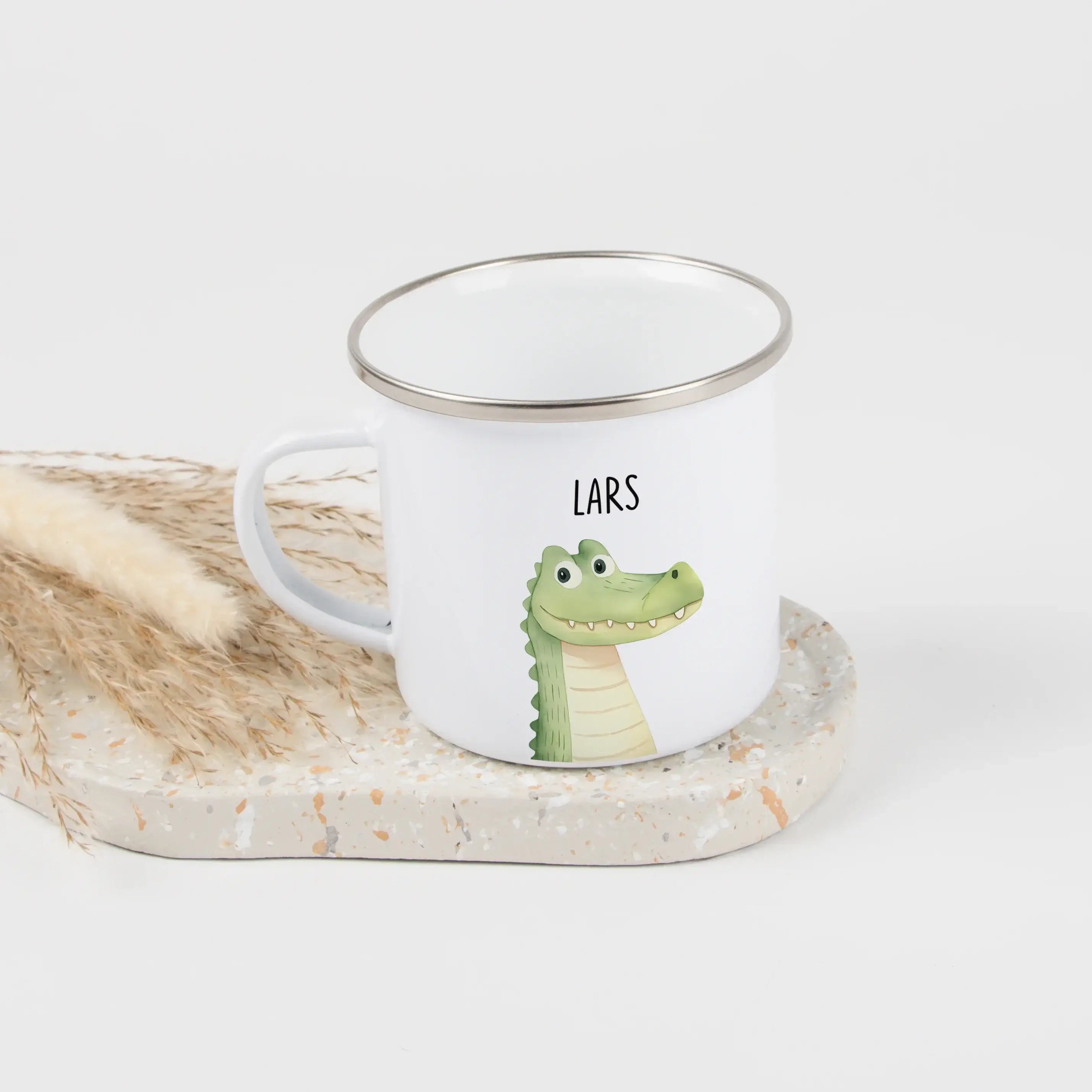 Emaille Tasse Krokodil Portrait-Emaille Tasse-famprints-Die Emaille Tasse Krokodil Portrait von famprints ist genau das Richtige, wenn du ein personalisiertes Geschenk suchst, das auffällt und im Alltag gern benutzt wird. Das detailreiche Krokodil-Motiv i