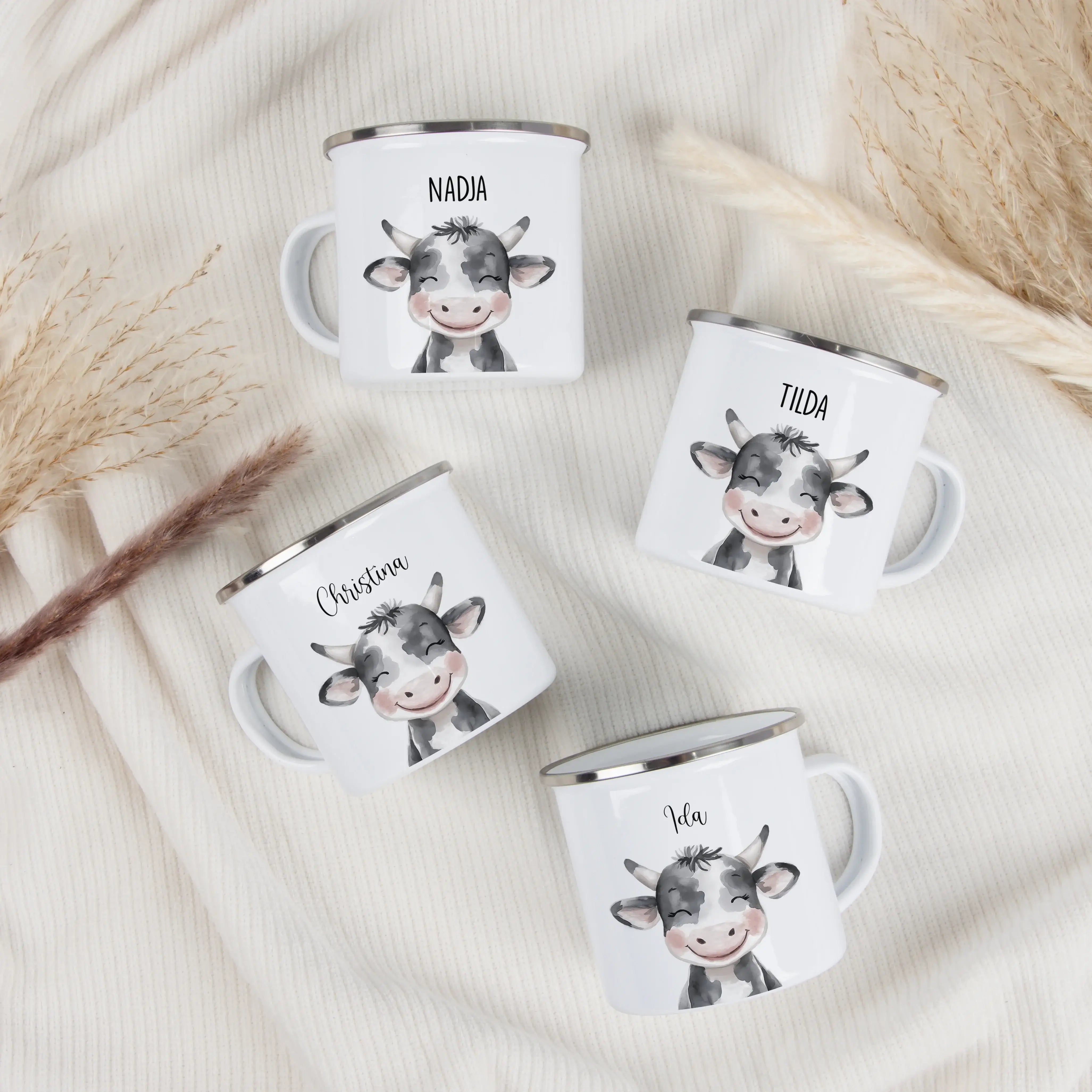 Emaille Tasse Kuh Portrait-Emaille Tasse-famprints-Die Emaille Tasse Kuh Portrait von famprints verbindet liebevolles Design mit persönlicher Note und wird schnell zum täglichen Lieblingsbegleiter. Das fröhliche Kuhmotiv im Aquarellstil wirkt lebendig und