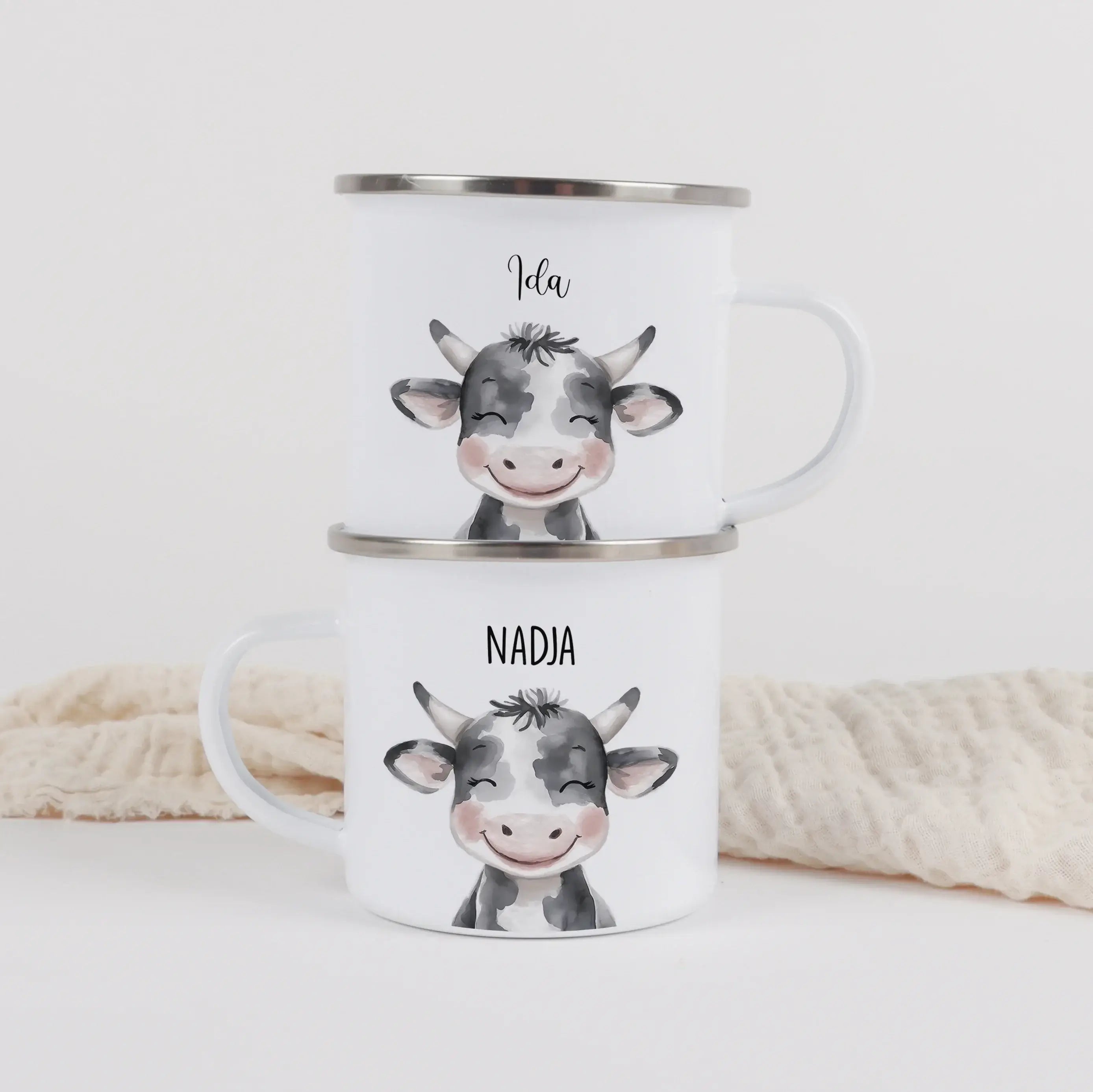 Emaille Tasse Kuh Portrait-Emaille Tasse-famprints-Die Emaille Tasse Kuh Portrait von famprints verbindet liebevolles Design mit persönlicher Note und wird schnell zum täglichen Lieblingsbegleiter. Das fröhliche Kuhmotiv im Aquarellstil wirkt lebendig und