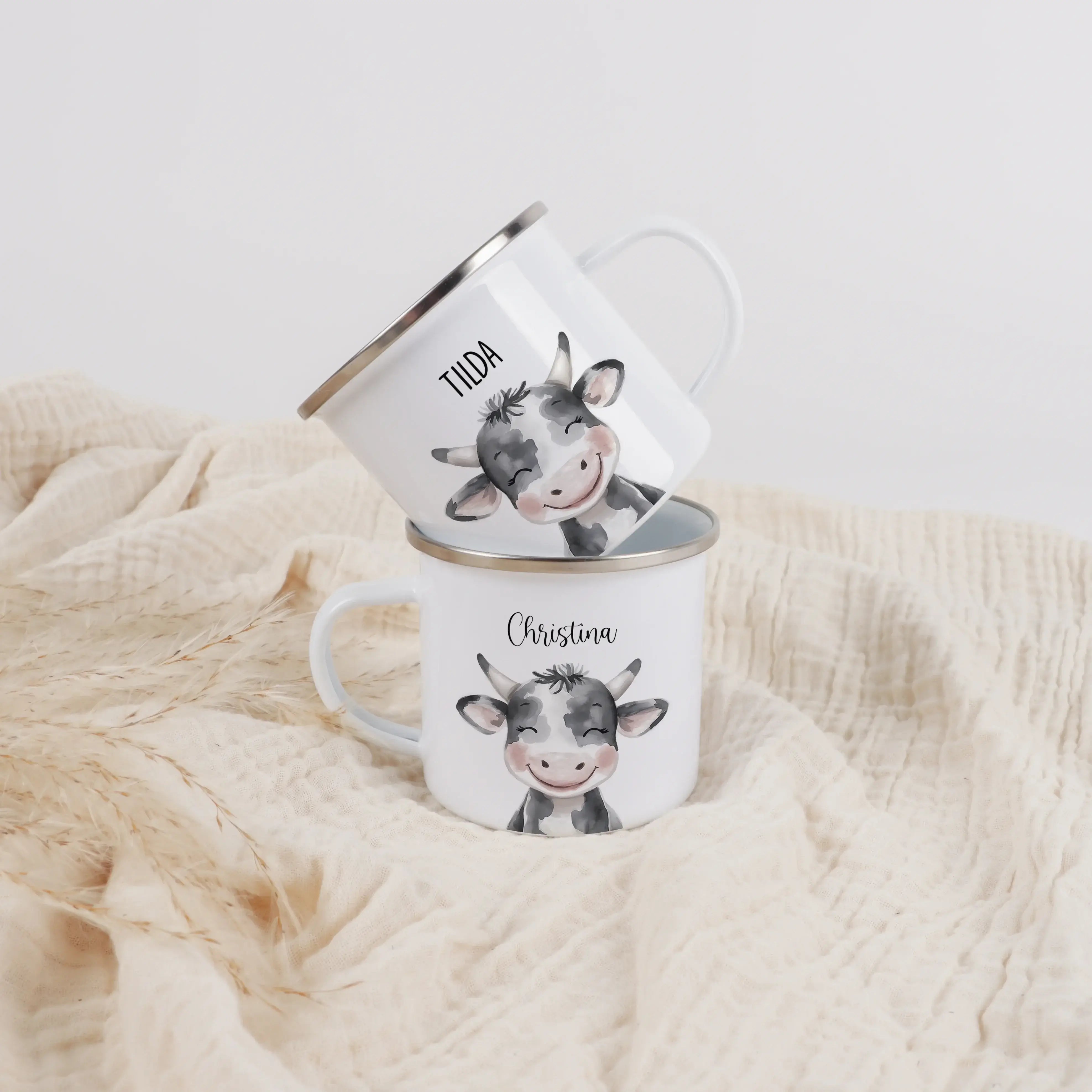 Emaille Tasse Kuh Portrait-Emaille Tasse-famprints-Die Emaille Tasse Kuh Portrait von famprints verbindet liebevolles Design mit persönlicher Note und wird schnell zum täglichen Lieblingsbegleiter. Das fröhliche Kuhmotiv im Aquarellstil wirkt lebendig und