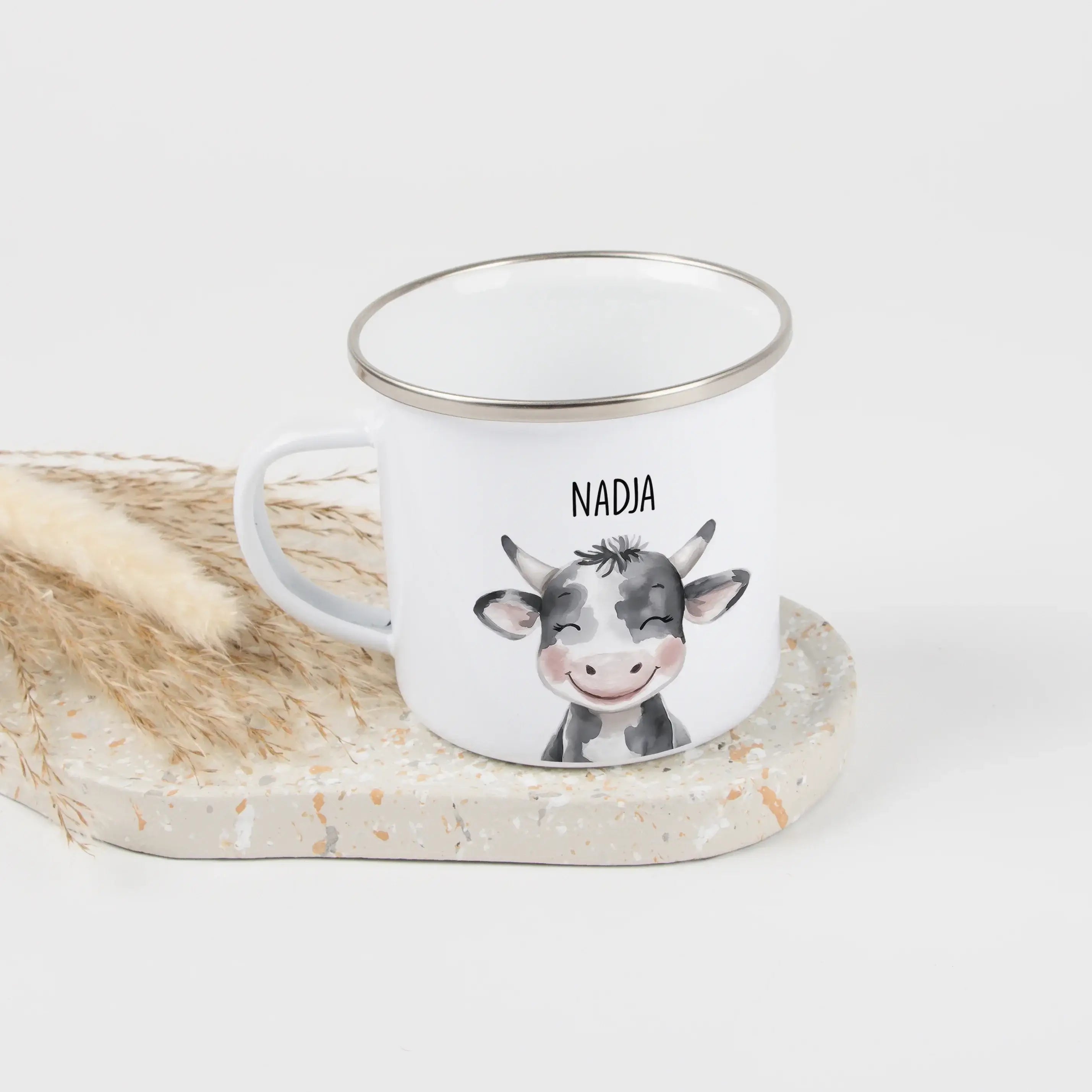 Emaille Tasse Kuh Portrait-Emaille Tasse-famprints-Die Emaille Tasse Kuh Portrait von famprints verbindet liebevolles Design mit persönlicher Note und wird schnell zum täglichen Lieblingsbegleiter. Das fröhliche Kuhmotiv im Aquarellstil wirkt lebendig und