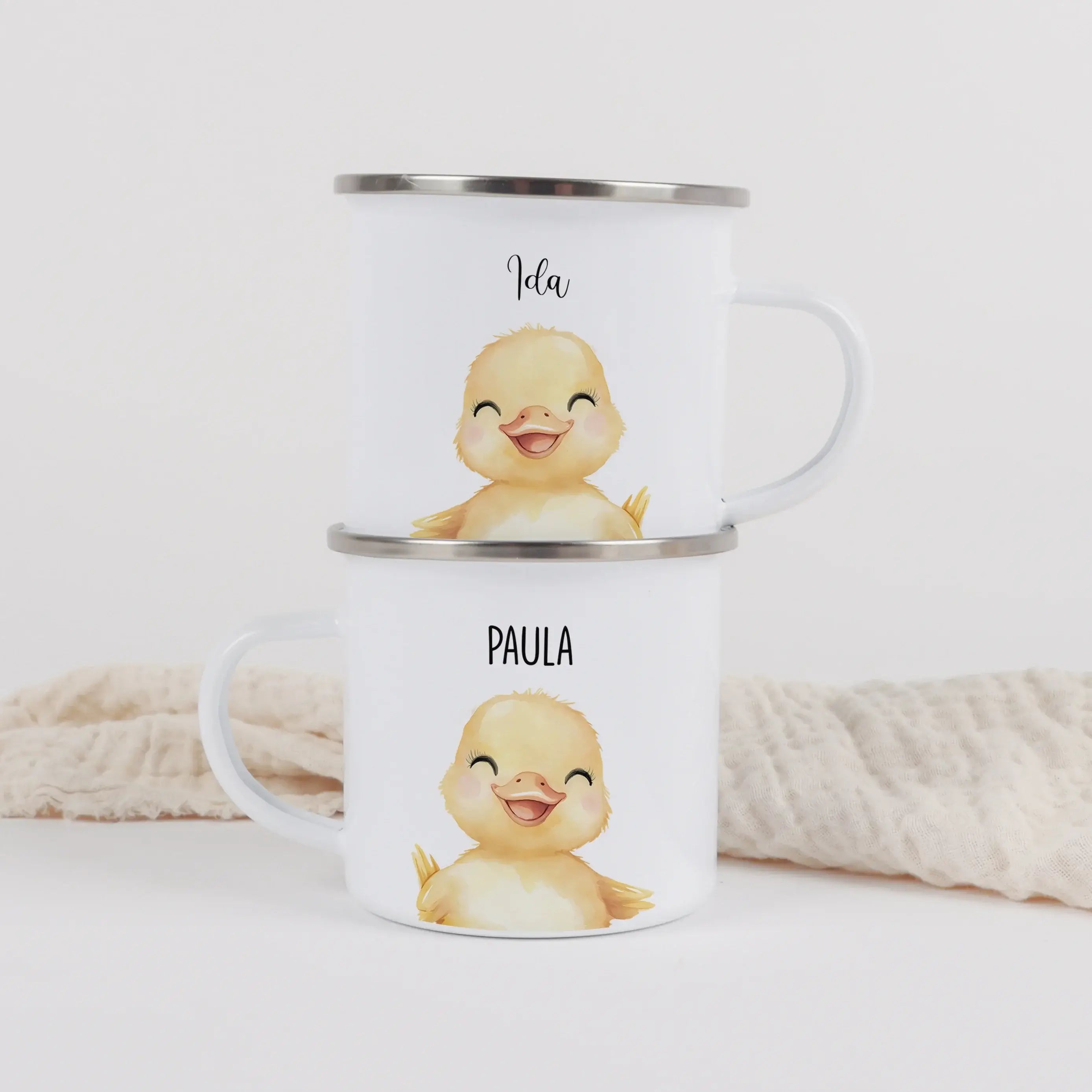 Emaille Tasse Küken Portrait-Emaille Tasse-famprints-Die Emaille Tasse Küken Portrait von famprints ist ein liebevoll gestalteter Emaille Becher, der Kinderaugen zum Leuchten bringt und Eltern mit persönlicher Note überzeugt. Das zarte Kükenmotiv im Portr