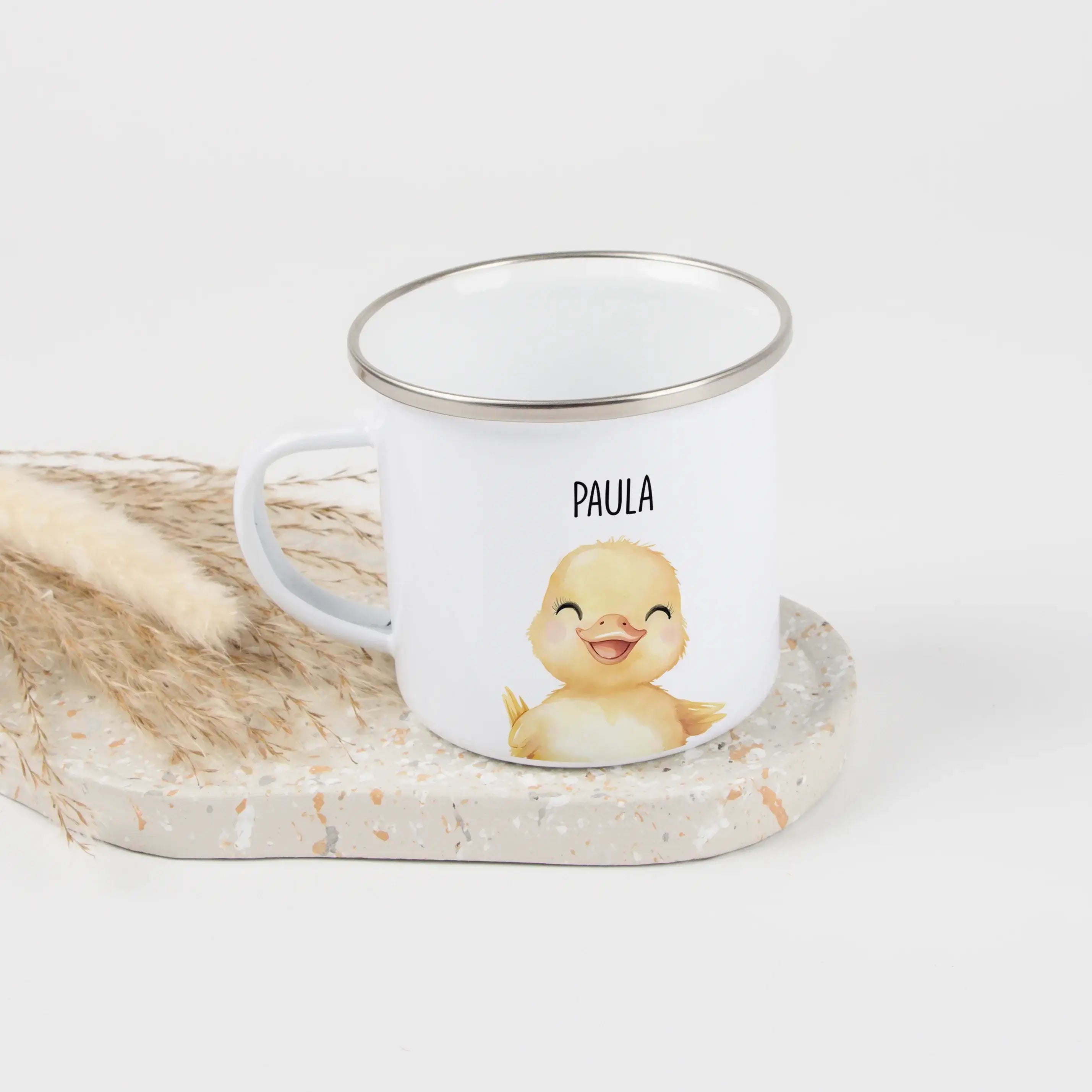 Emaille Tasse Küken Portrait-Emaille Tasse-famprints-Die Emaille Tasse Küken Portrait von famprints ist ein liebevoll gestalteter Emaille Becher, der Kinderaugen zum Leuchten bringt und Eltern mit persönlicher Note überzeugt. Das zarte Kükenmotiv im Portr