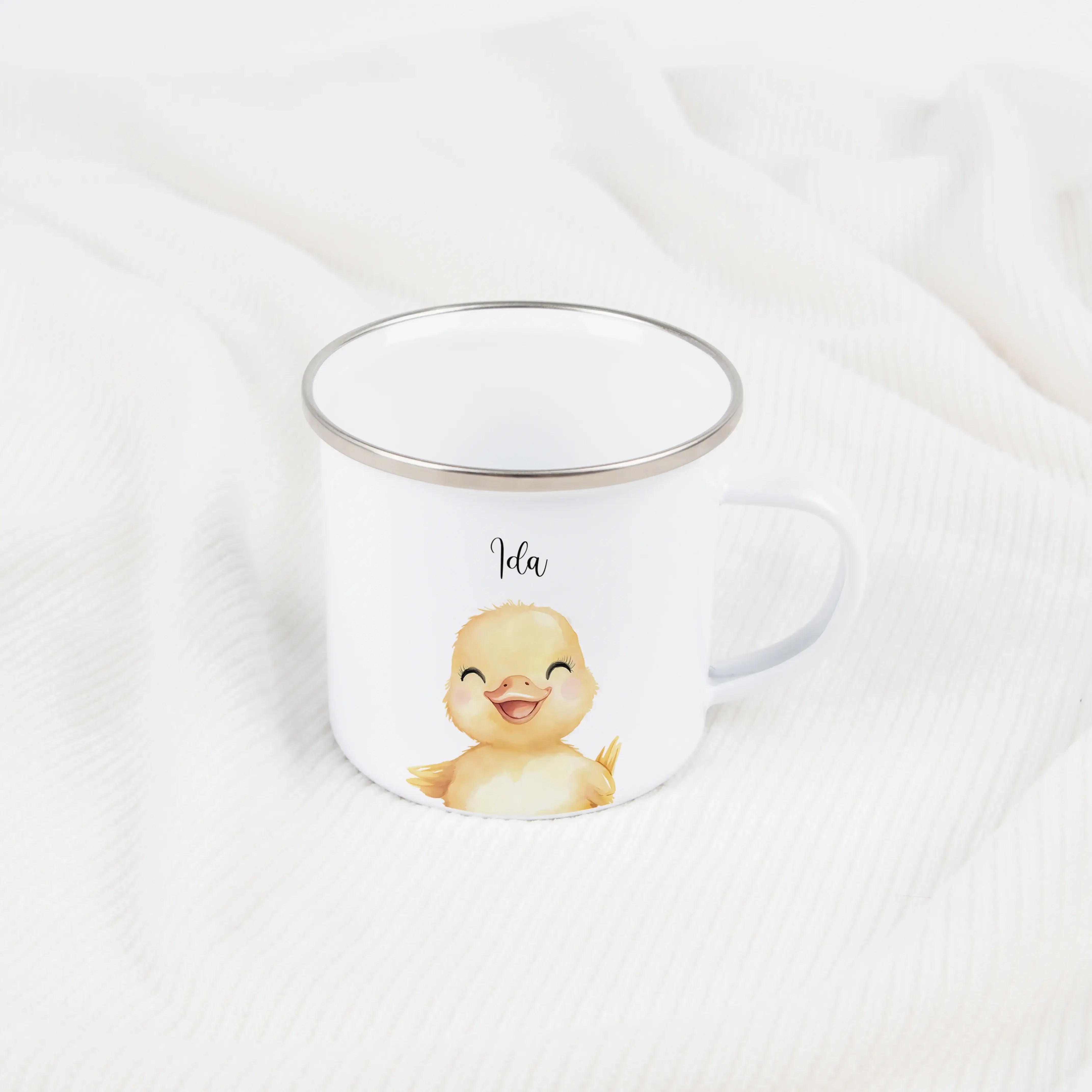 Emaille Tasse Küken Portrait-Emaille Tasse-famprints-Die Emaille Tasse Küken Portrait von famprints ist ein liebevoll gestalteter Emaille Becher, der Kinderaugen zum Leuchten bringt und Eltern mit persönlicher Note überzeugt. Das zarte Kükenmotiv im Portr