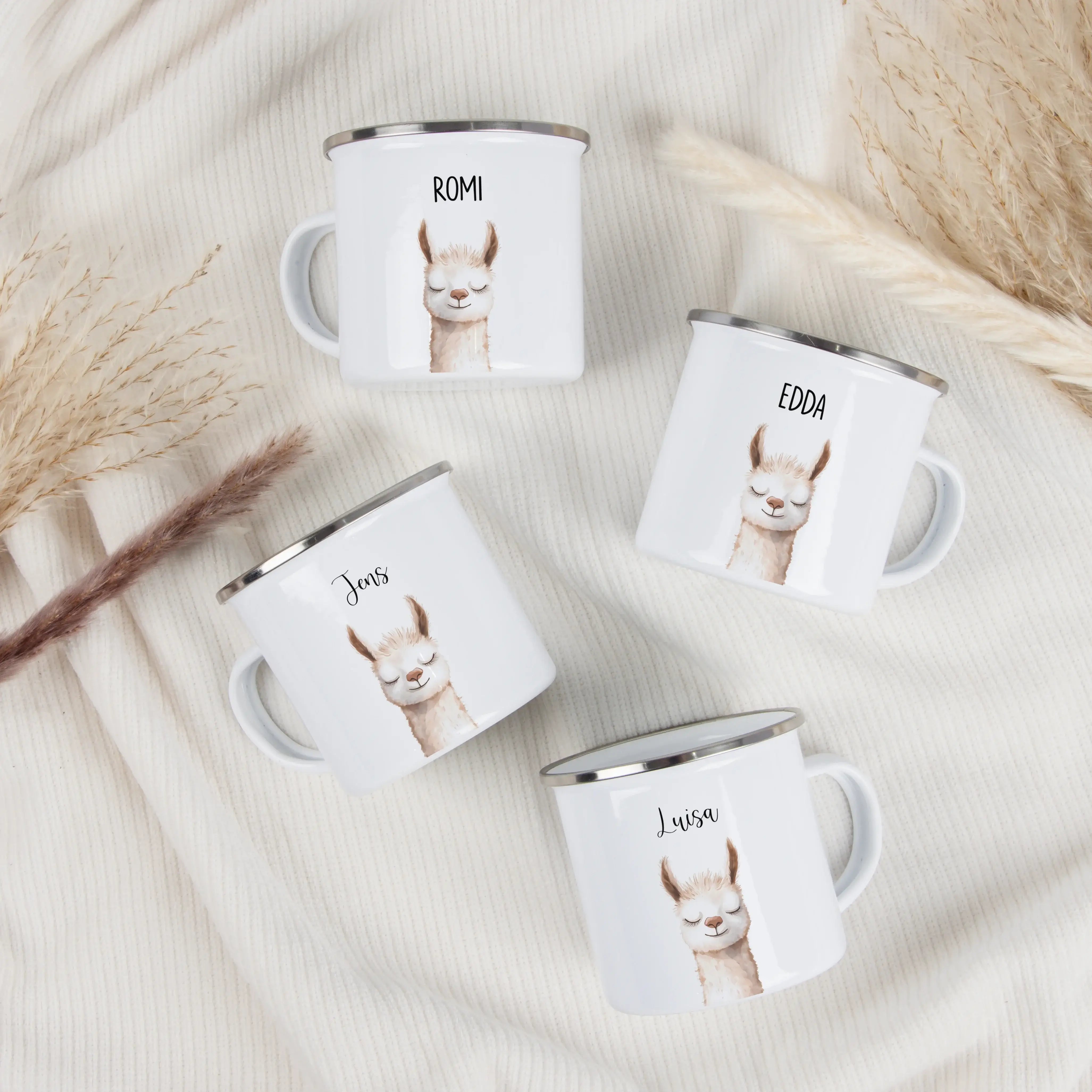 Emaille Tasse Lama Portrait-Emaille Tasse-famprints-Die Emaille Tasse Lama Portrait ist ein liebevoll gestalteter Emaille Becher für alle, die personalisierte Geschenke mit Charakter suchen. Das detailreiche Lama-Motiv im modernen Aquarellstil macht die T