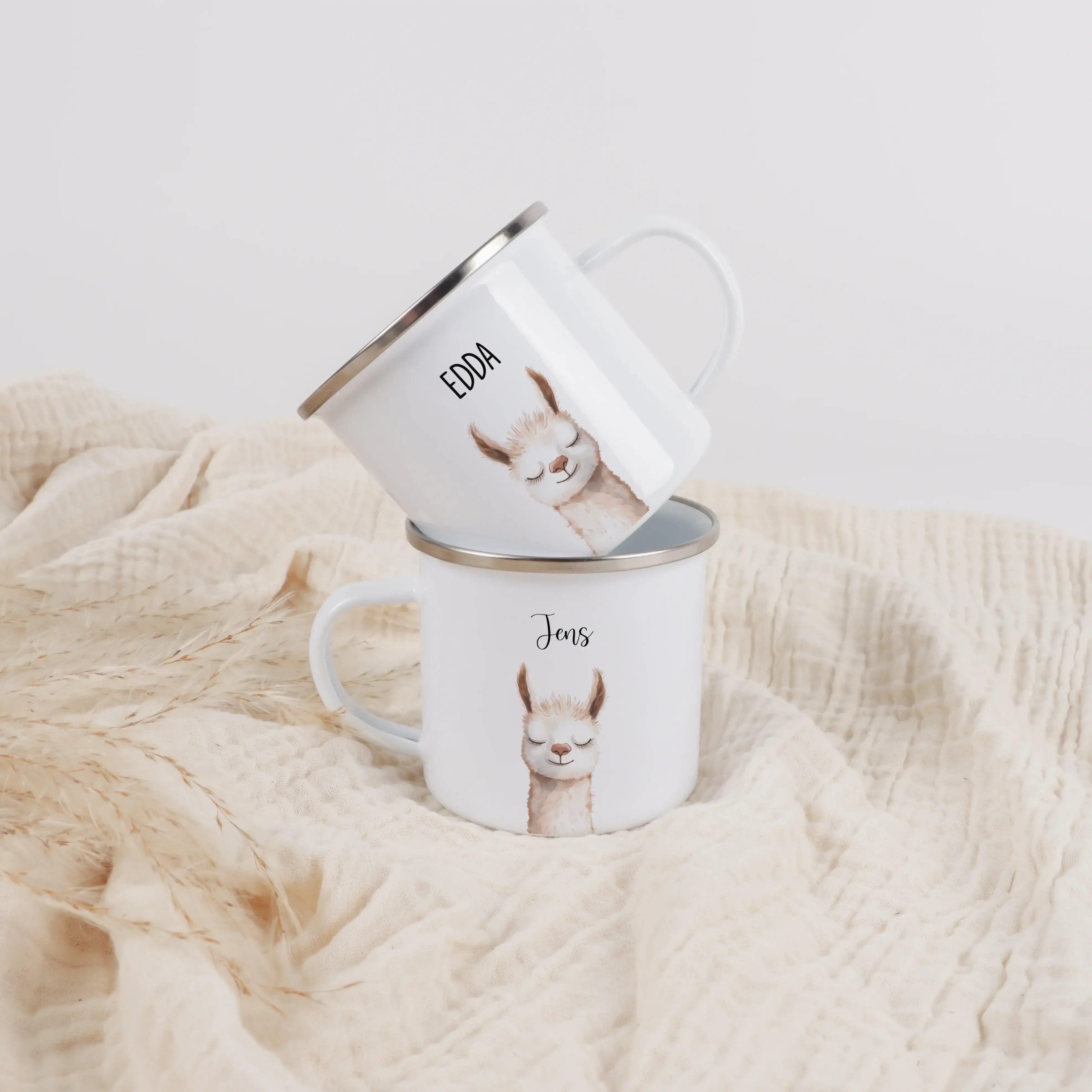 Emaille Tasse Lama Portrait-Emaille Tasse-famprints-Die Emaille Tasse Lama Portrait ist ein liebevoll gestalteter Emaille Becher für alle, die personalisierte Geschenke mit Charakter suchen. Das detailreiche Lama-Motiv im modernen Aquarellstil macht die T
