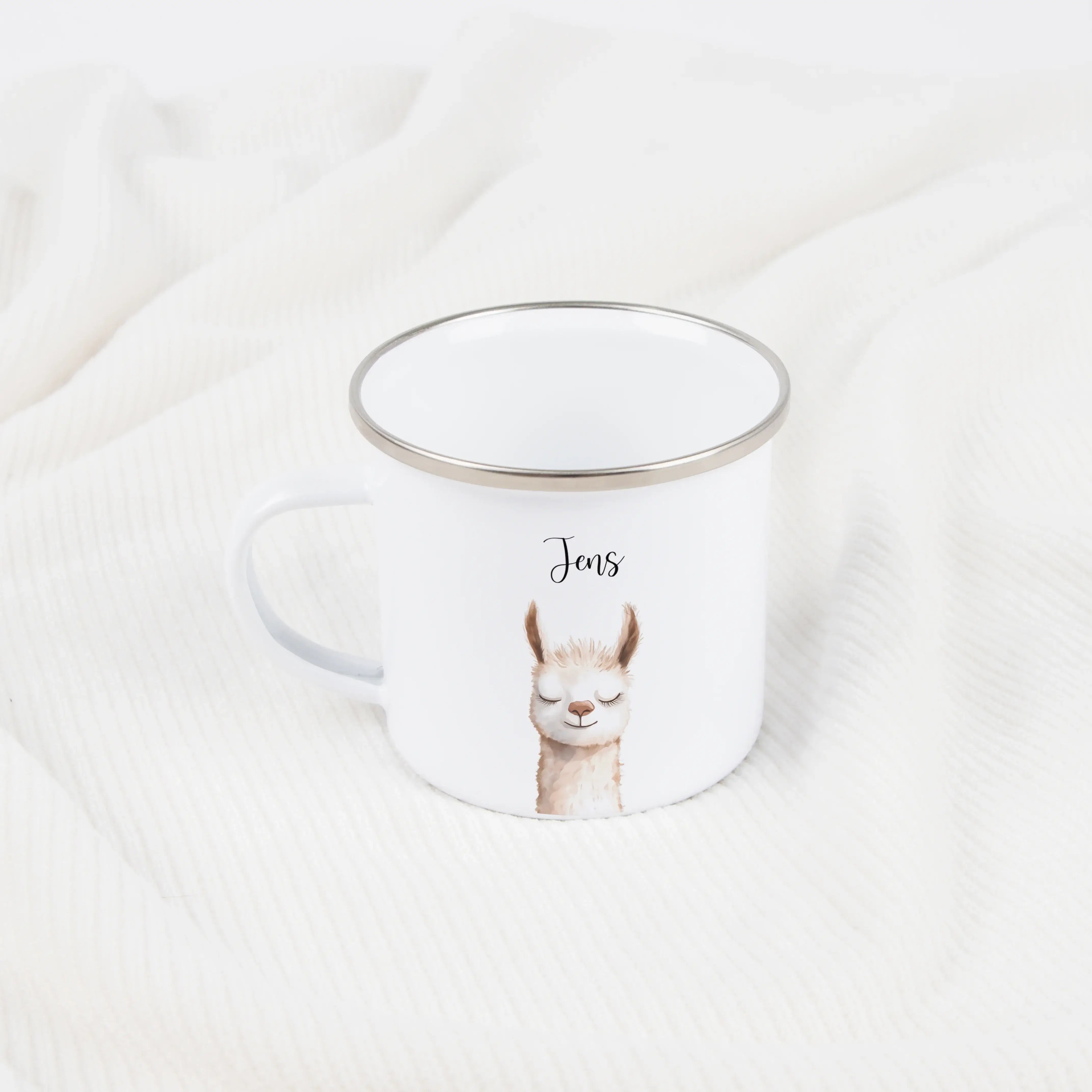 Emaille Tasse Lama Portrait-Emaille Tasse-famprints-Die Emaille Tasse Lama Portrait ist ein liebevoll gestalteter Emaille Becher für alle, die personalisierte Geschenke mit Charakter suchen. Das detailreiche Lama-Motiv im modernen Aquarellstil macht die T