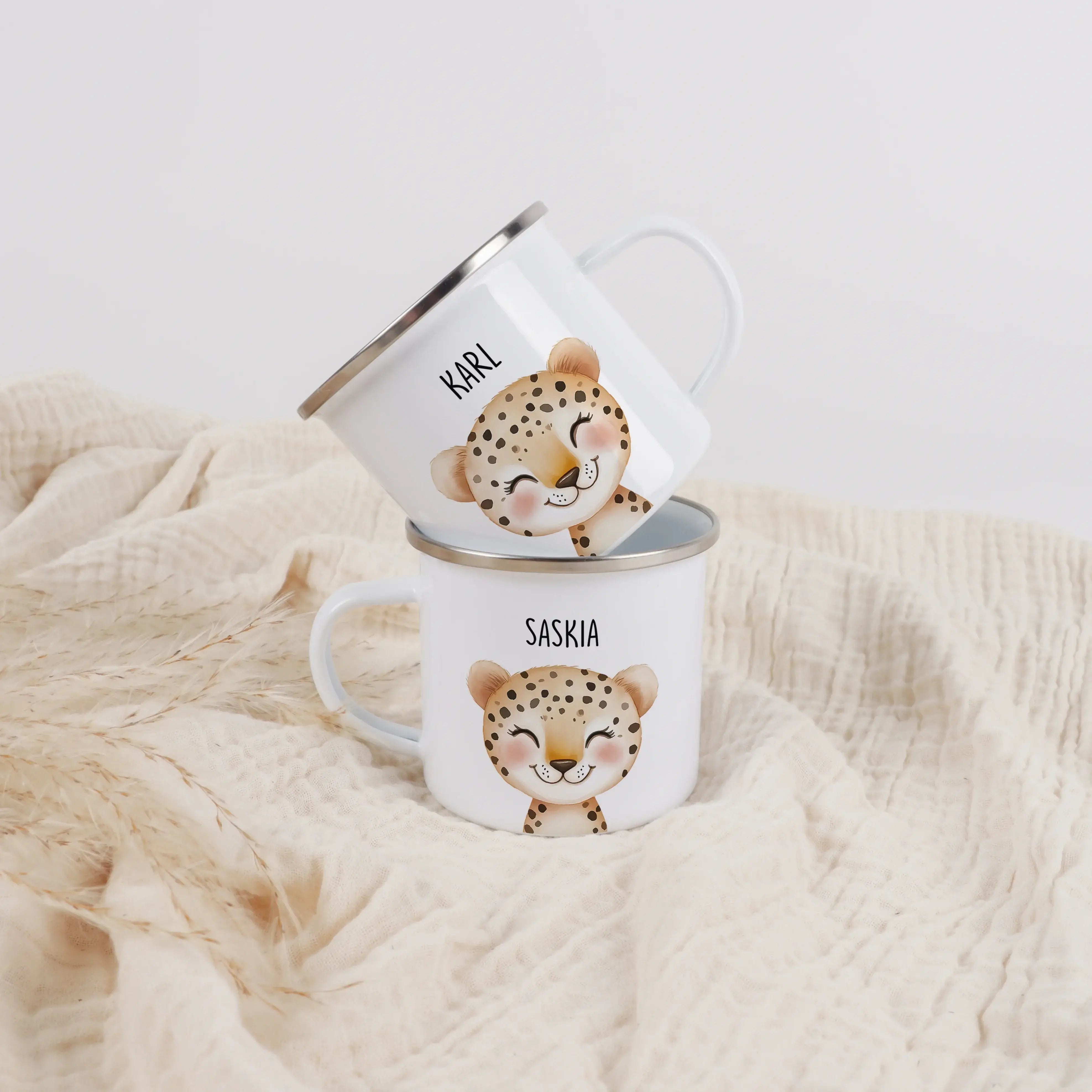 Emaille Tasse Leopard Portrait-Emaille Tasse-famprints-Die Emaille Tasse Leopard Portrait von famprints ist genau das Richtige, wenn du ein personalisiertes Geschenk suchst, das auffällt und gleichzeitig alltagstauglich ist. Das detailreiche Leoparden-Por
