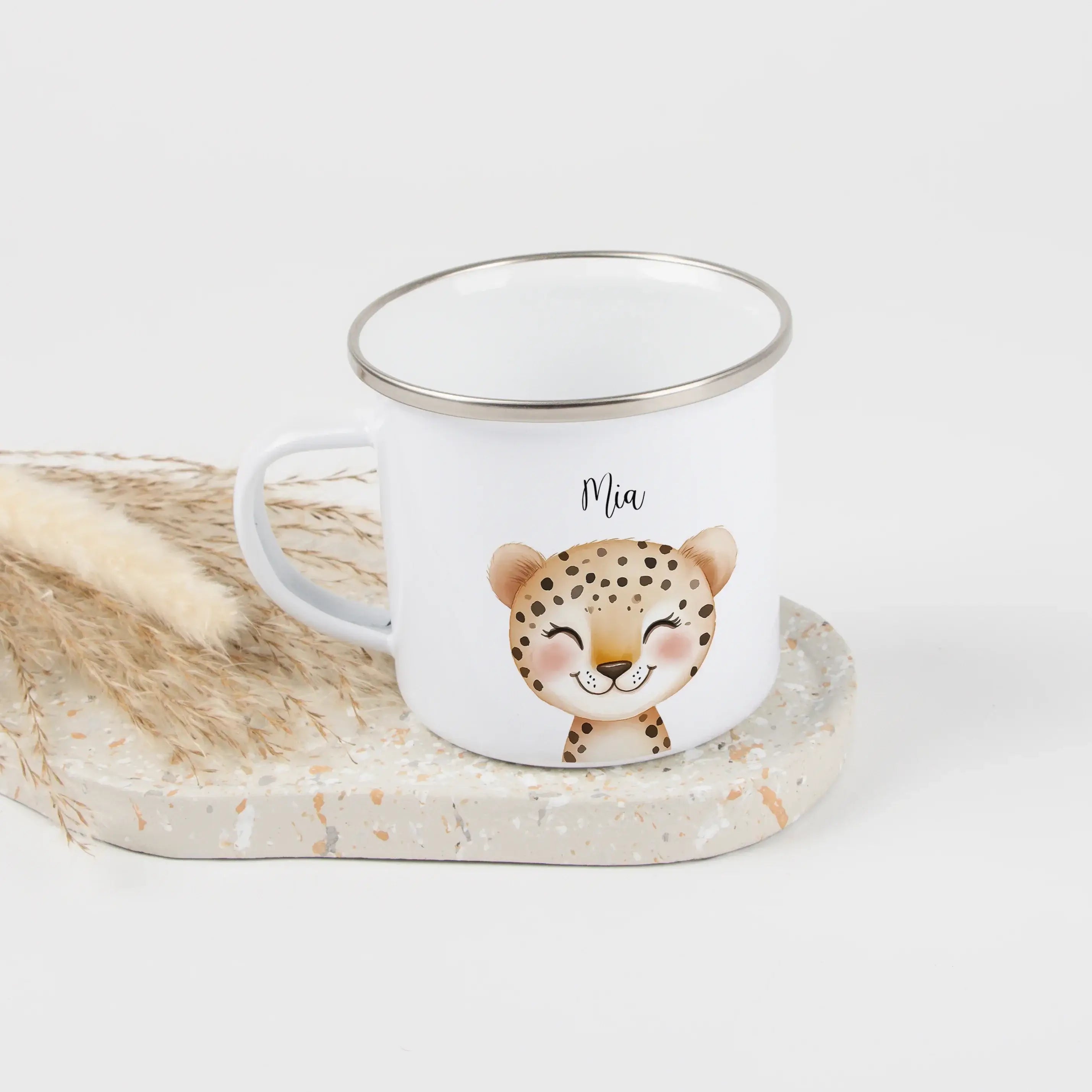 Emaille Tasse Leopard Portrait-Emaille Tasse-famprints-Die Emaille Tasse Leopard Portrait von famprints ist genau das Richtige, wenn du ein personalisiertes Geschenk suchst, das auffällt und gleichzeitig alltagstauglich ist. Das detailreiche Leoparden-Por