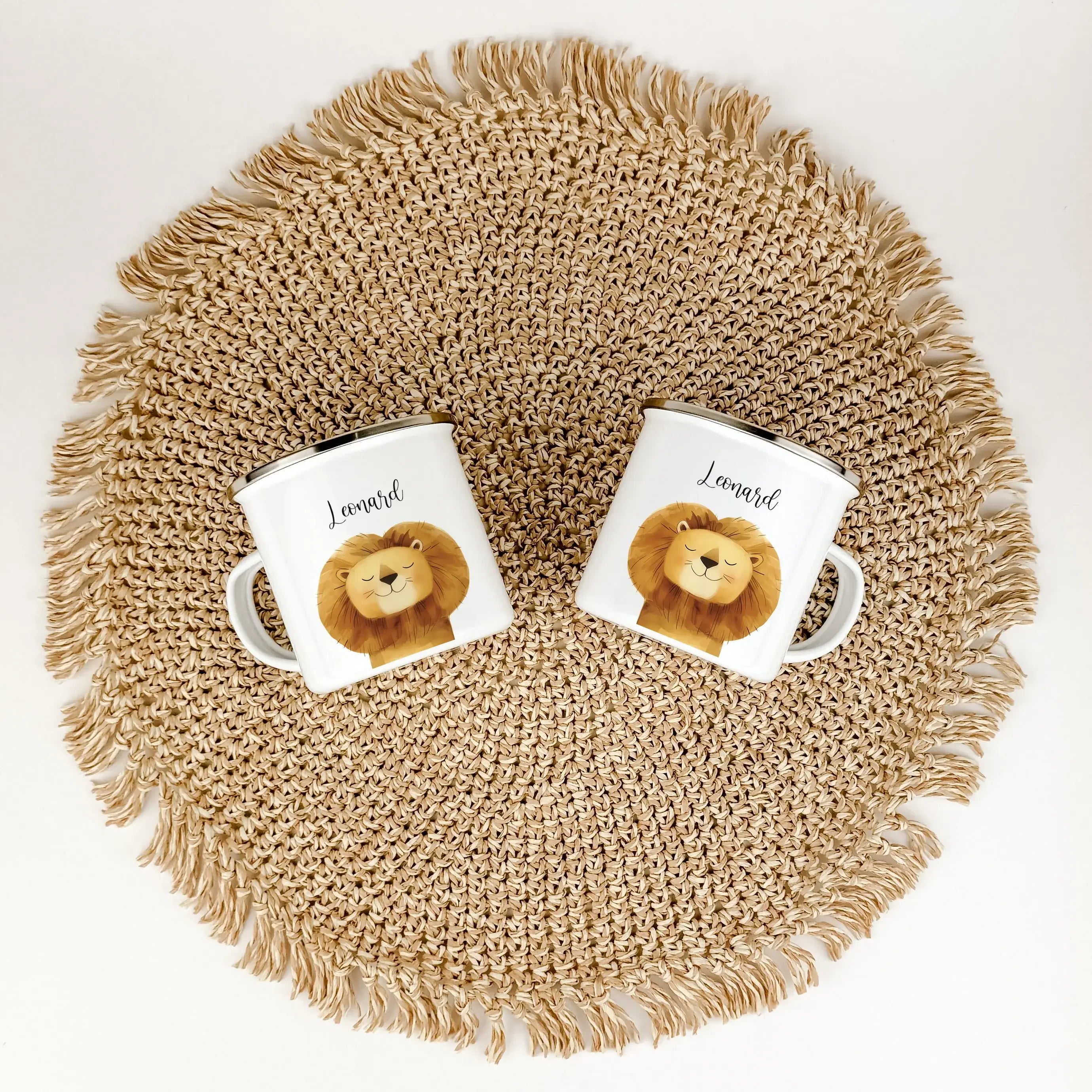 Emaille Tasse Löwe Portrait-famprints-Emaille Tasse-Entdecke die Emaille Tasse Löwen Portrait – das perfekte personalisierte Geschenk für Groß und Klein! Diese einzigartige Emaille Tasse personalisiert mit einem beeindruckenden Löwenporträt in stilvoller