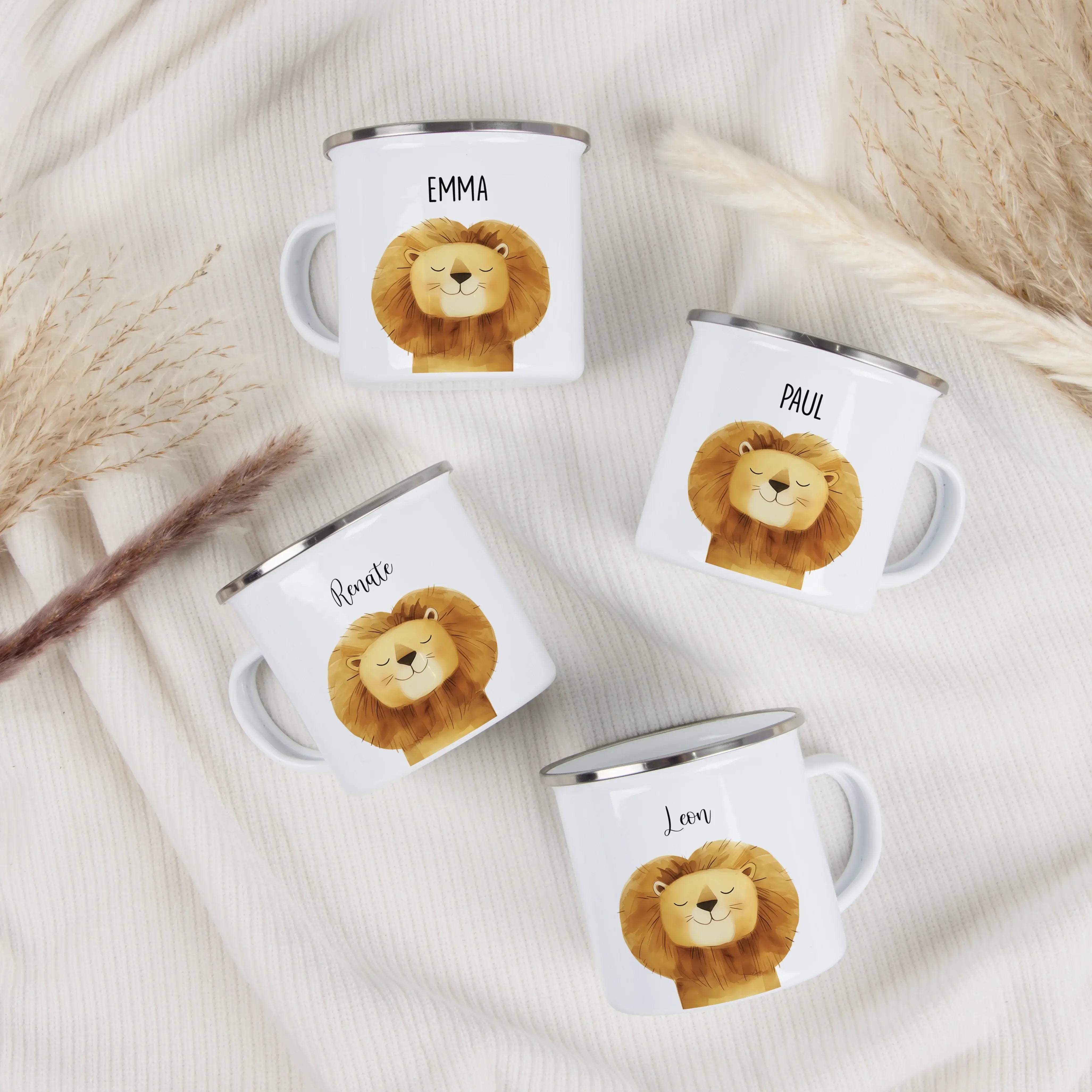 Emaille Tasse Löwe Portrait-Emaille Tasse-famprints-Die Emaille Tasse Löwe Portrait von famprints verbindet persönliche Gestaltung mit einem liebevollen Motiv, das Mut, Stärke und Abenteuerlust widerspiegelt. Das detailreiche Löwenporträt in sanfter Aquar