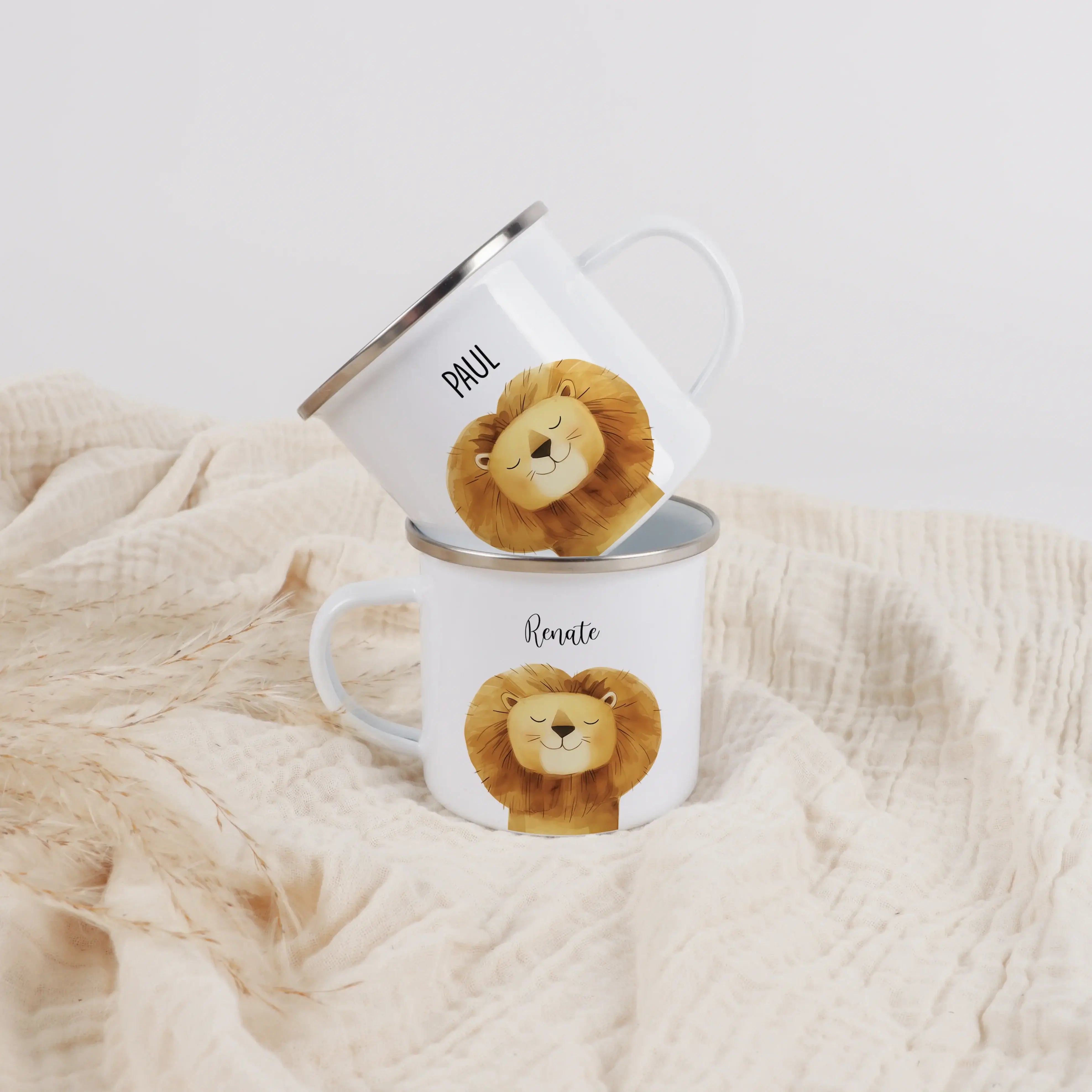 Emaille Tasse Löwe Portrait-Emaille Tasse-famprints-Die Emaille Tasse Löwe Portrait von famprints verbindet persönliche Gestaltung mit einem liebevollen Motiv, das Mut, Stärke und Abenteuerlust widerspiegelt. Das detailreiche Löwenporträt in sanfter Aquar