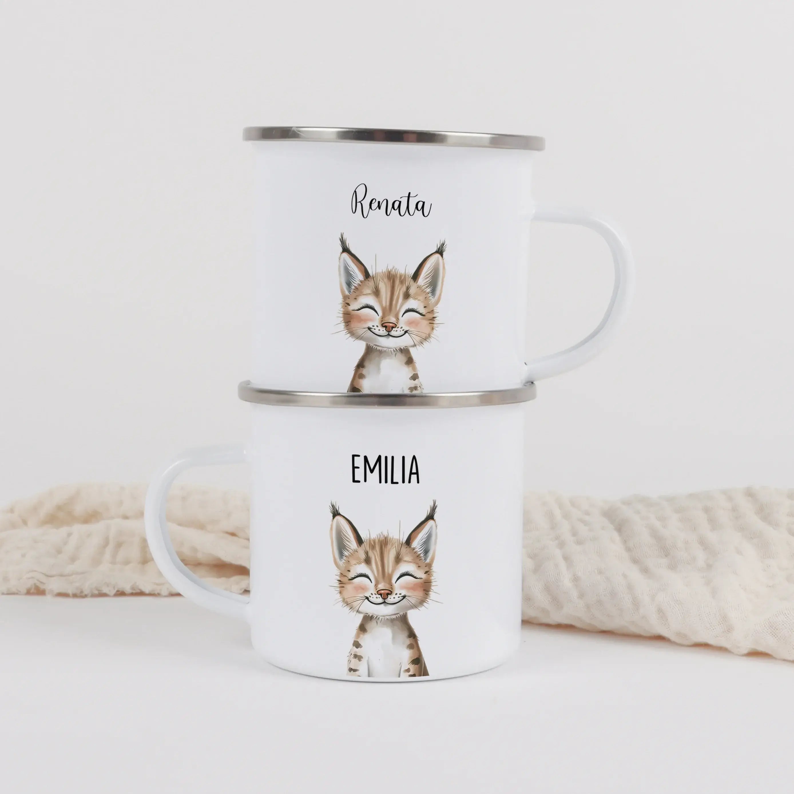 Emaille Tasse Luchs Portrait-Emaille Tasse-famprints-Die Emaille Tasse Luchs Portrait von famprints ist ein liebevoll gestalteter Becher für alle, die Tiere, Naturmotive und persönliche Geschenke schätzen. Das detailreiche Luchs-Motiv im Aquarell-Stil mac