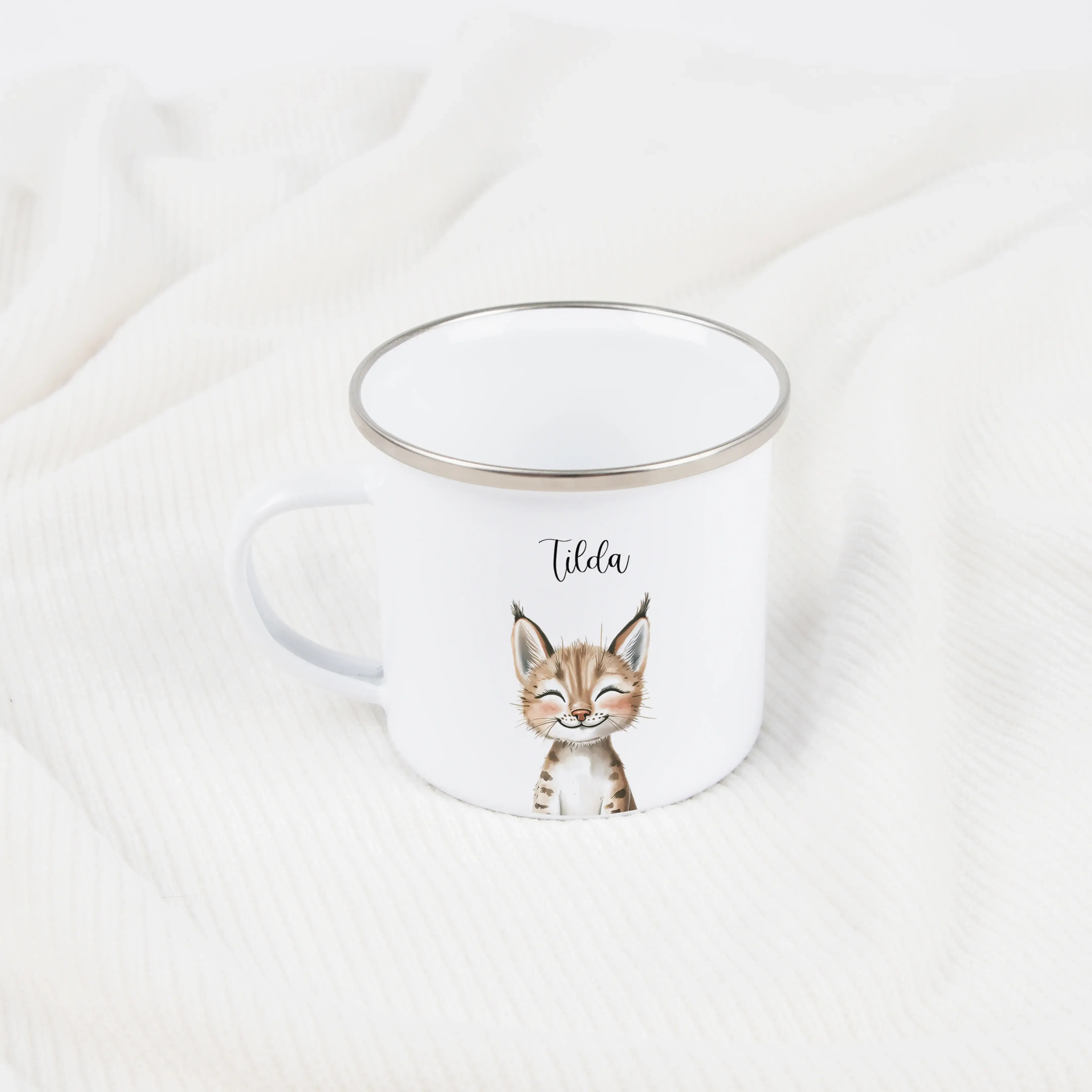 Emaille Tasse Luchs Portrait-Emaille Tasse-famprints-Die Emaille Tasse Luchs Portrait von famprints ist ein liebevoll gestalteter Becher für alle, die Tiere, Naturmotive und persönliche Geschenke schätzen. Das detailreiche Luchs-Motiv im Aquarell-Stil mac