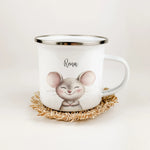 Emaille Tasse Maus Portrait-famprints-Emaille Tasse-Entdecke die bezaubernde Emaille Tasse Maus Portrait – das ideale personalisierte Geschenk für kleine Maus-Fans! Ob zur Einschulung, Taufe, Ostern oder zum Kindergeburtstag, diese Emaille Tasse personali
