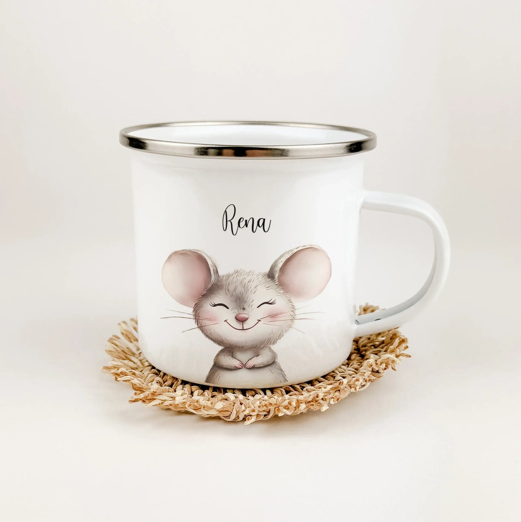 Emaille Tasse Maus Portrait-famprints-Emaille Tasse-Entdecke die bezaubernde Emaille Tasse Maus Portrait – das ideale personalisierte Geschenk für kleine Maus-Fans! Ob zur Einschulung, Taufe, Ostern oder zum Kindergeburtstag, diese Emaille Tasse personali
