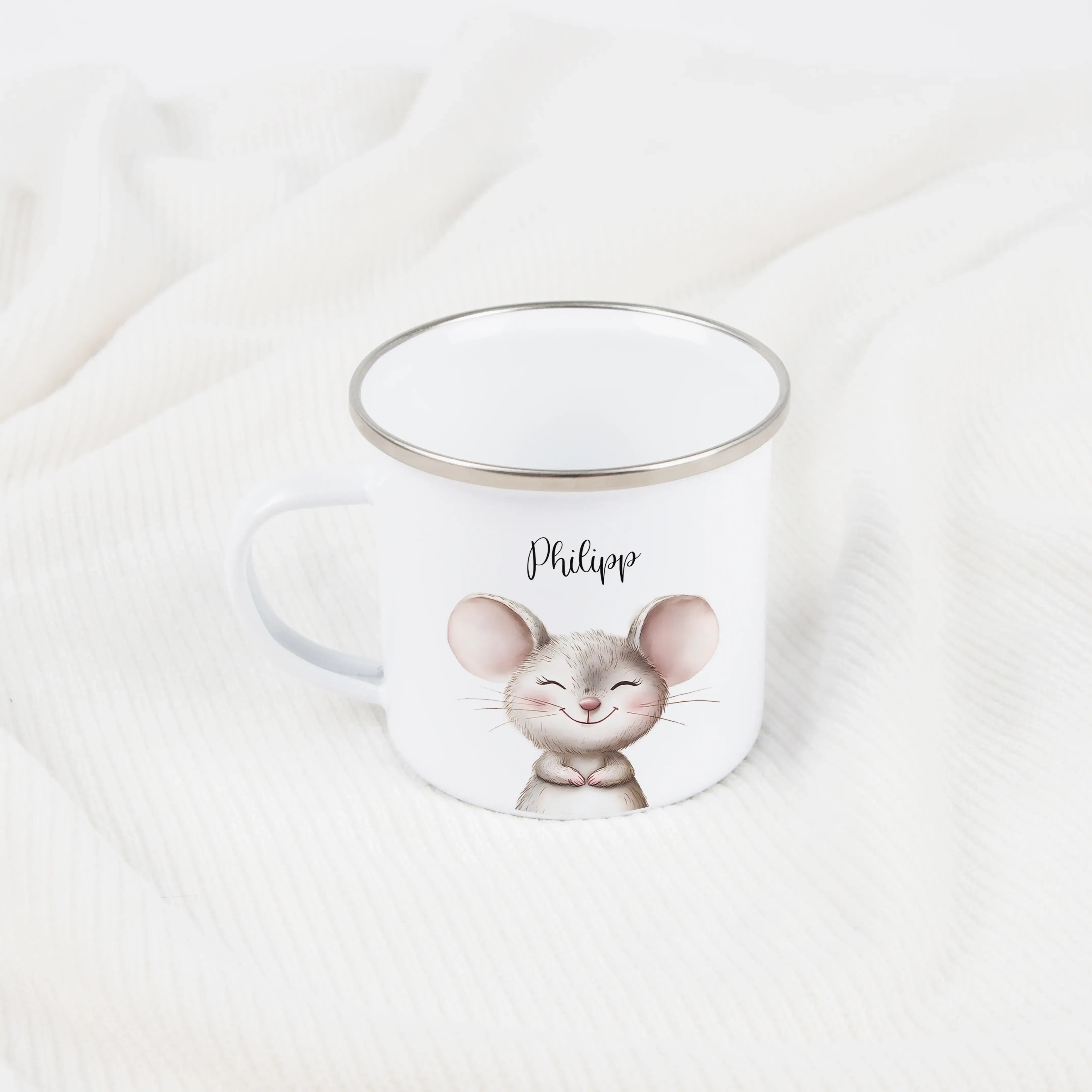 Emaille Tasse Maus Portrait-Emaille Tasse-famprints-Die Emaille Tasse Maus Portrait von famprints verwandelt kleine Alltagsmomente in persönliche Augenblicke voller Freude. Das detailreiche Maus Motiv im Aquarellstil wirkt lebendig und spricht Kinder sofo