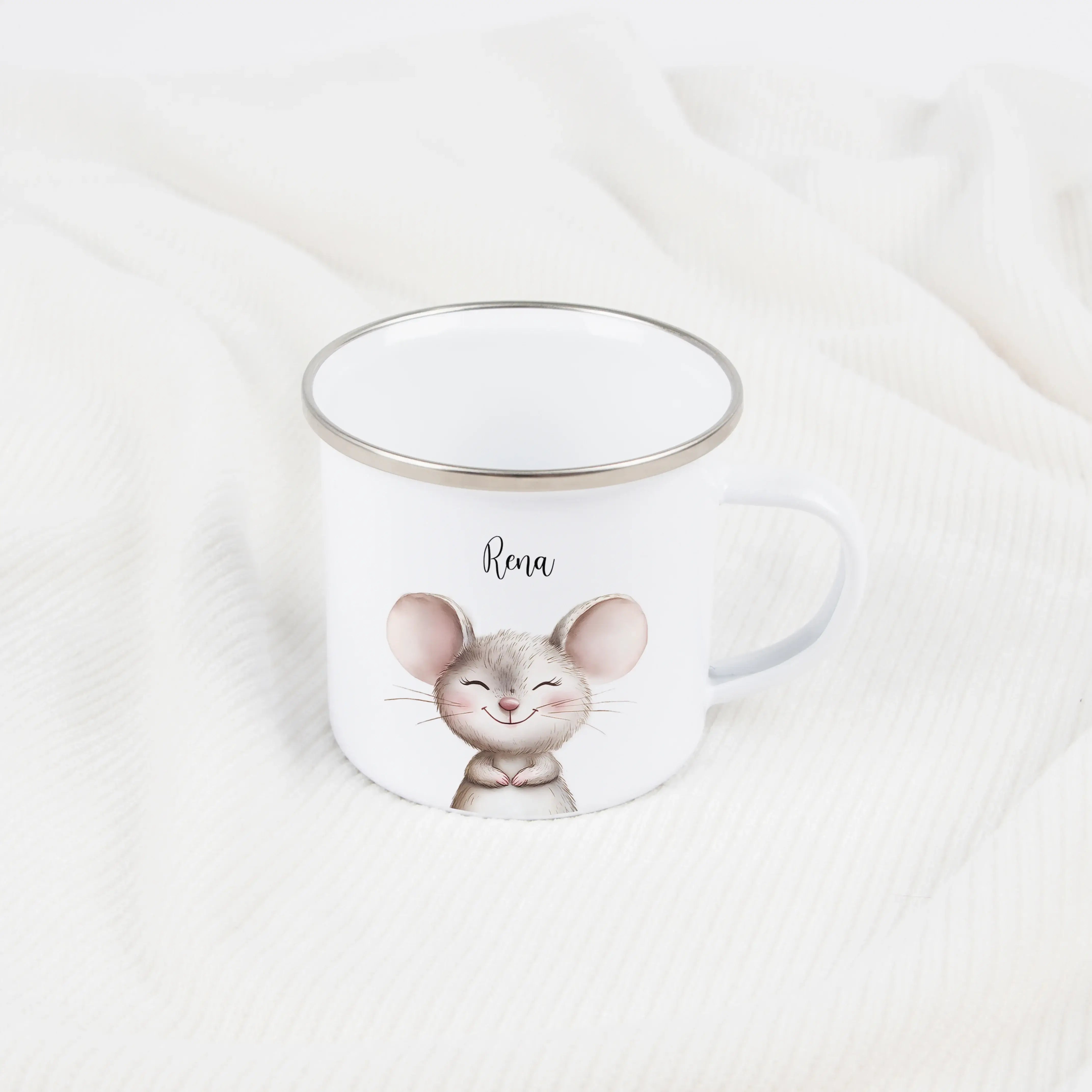Emaille Tasse Maus Portrait-Emaille Tasse-famprints-Die Emaille Tasse Maus Portrait von famprints verwandelt kleine Alltagsmomente in persönliche Augenblicke voller Freude. Das detailreiche Maus Motiv im Aquarellstil wirkt lebendig und spricht Kinder sofo