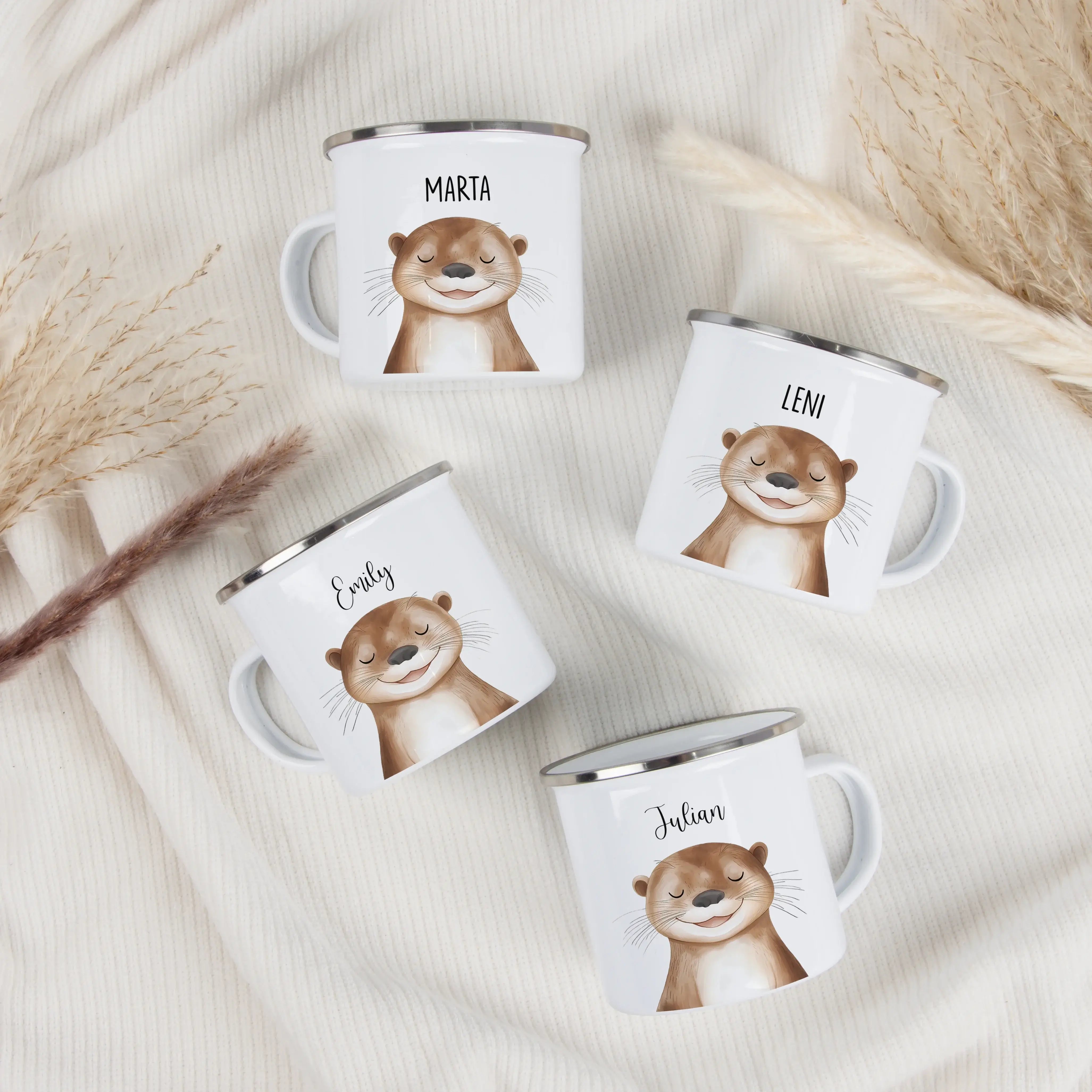 Emaille Tasse Otter Portrait-Emaille Tasse-famprints-Die Emaille Tasse Otter Portrait von famprints verbindet liebevolles Design mit persönlicher Note und wird schnell zu einem Geschenk, das man gern in den Alltag mitnimmt. Das detailreiche Otter Motiv in