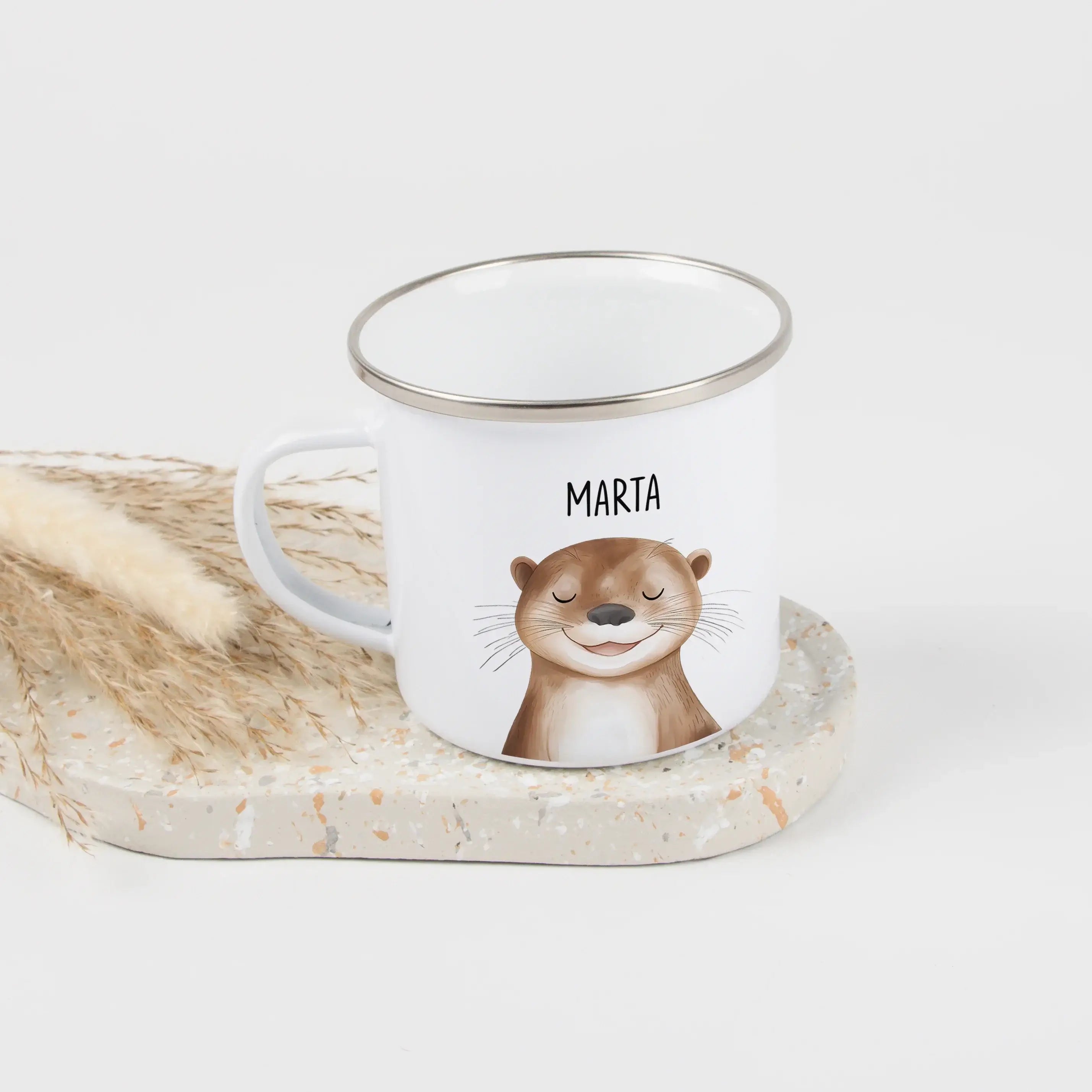 Emaille Tasse Otter Portrait-Emaille Tasse-famprints-Die Emaille Tasse Otter Portrait von famprints verbindet liebevolles Design mit persönlicher Note und wird schnell zu einem Geschenk, das man gern in den Alltag mitnimmt. Das detailreiche Otter Motiv in