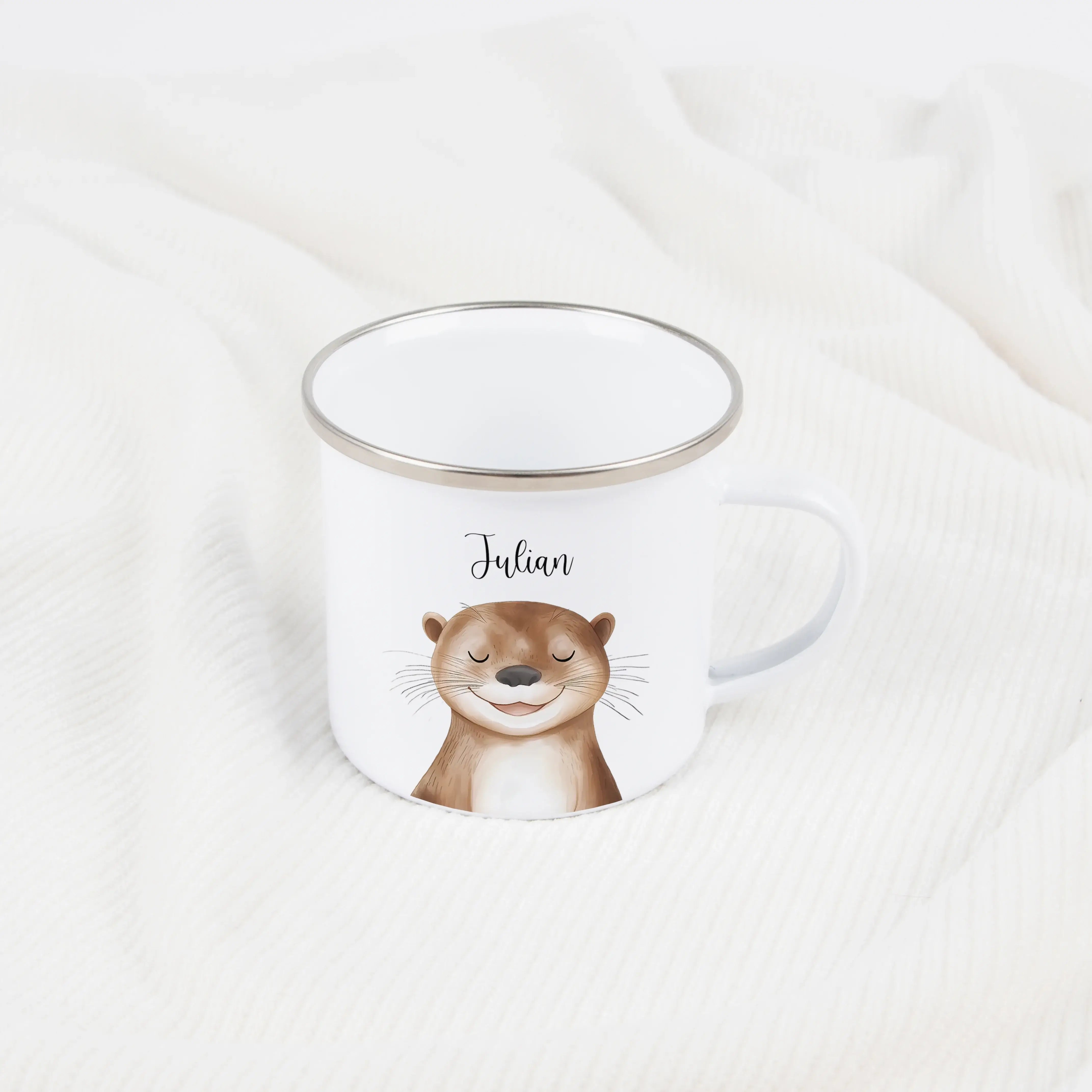 Emaille Tasse Otter Portrait-Emaille Tasse-famprints-Die Emaille Tasse Otter Portrait von famprints verbindet liebevolles Design mit persönlicher Note und wird schnell zu einem Geschenk, das man gern in den Alltag mitnimmt. Das detailreiche Otter Motiv in