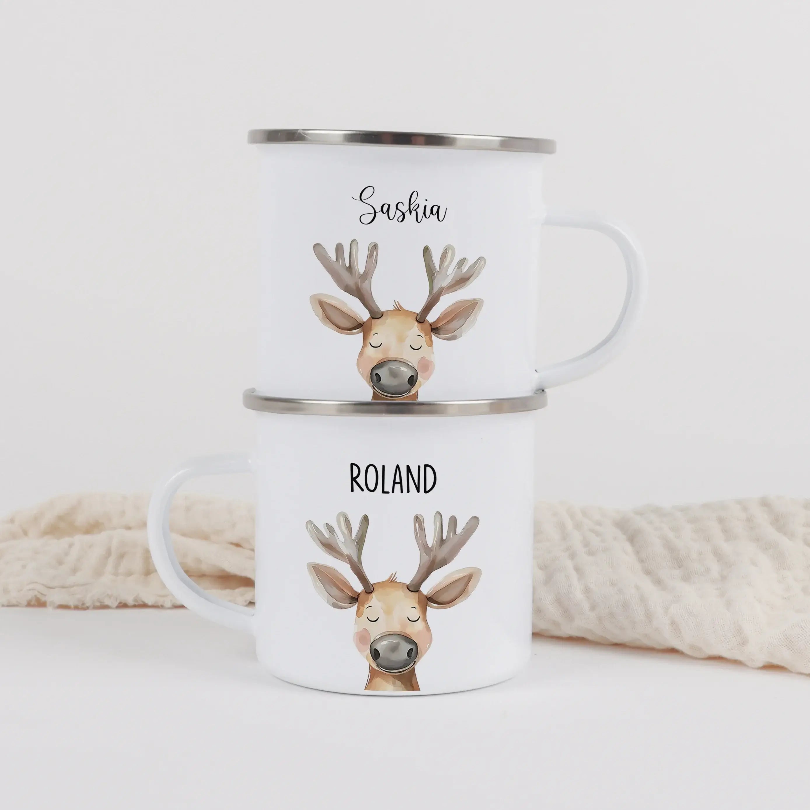 Emaille Tasse Rentier Portrait-Emaille Tasse-famprints-Die Emaille Tasse Rentier Portrait von famprints ist ein liebevoll gestalteter Becher für Kinder, der Alltag und besondere Momente verbindet. Das detailreiche Rentier-Motiv im sanften Illustrationssti