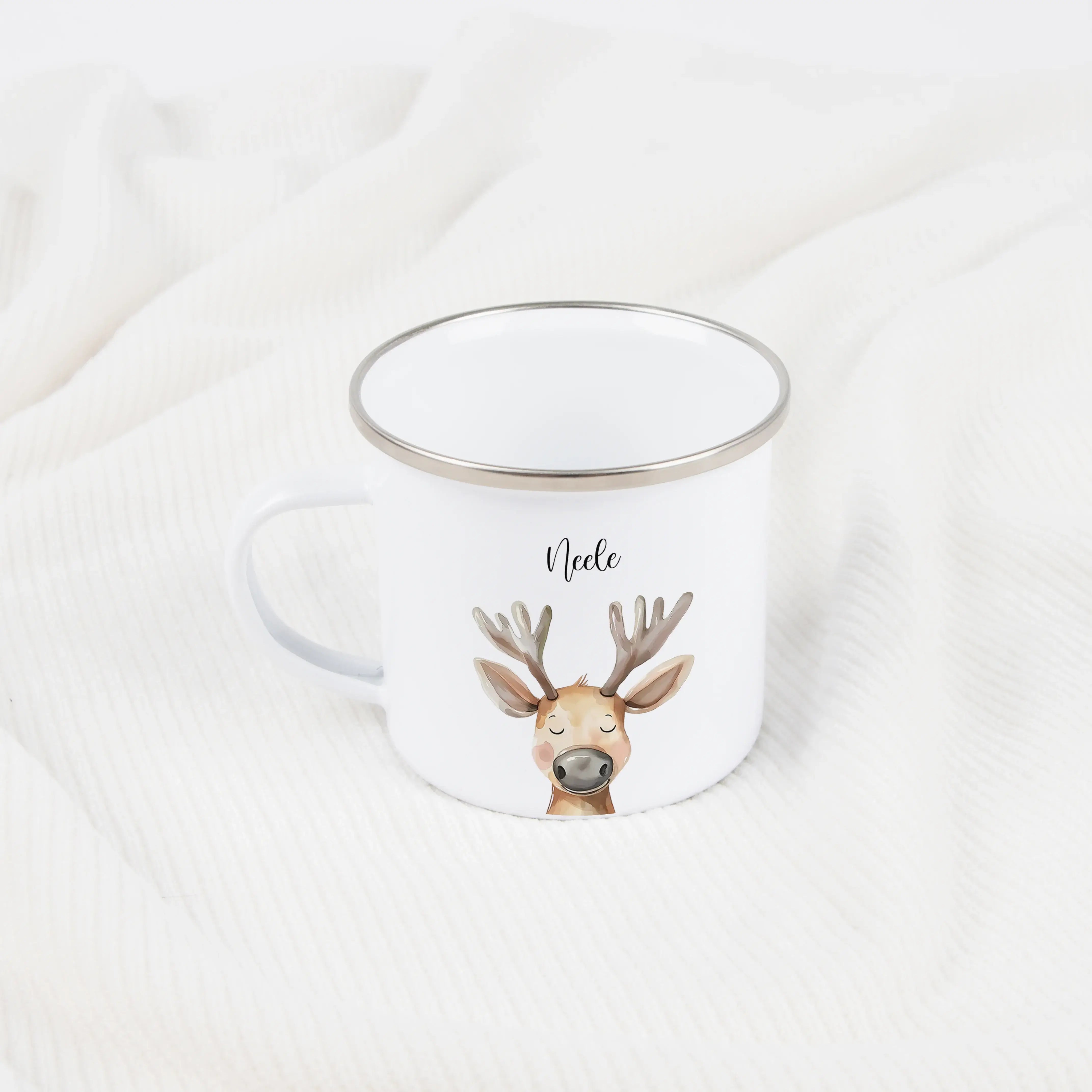 Emaille Tasse Rentier Portrait-Emaille Tasse-famprints-Die Emaille Tasse Rentier Portrait von famprints ist ein liebevoll gestalteter Becher für Kinder, der Alltag und besondere Momente verbindet. Das detailreiche Rentier-Motiv im sanften Illustrationssti