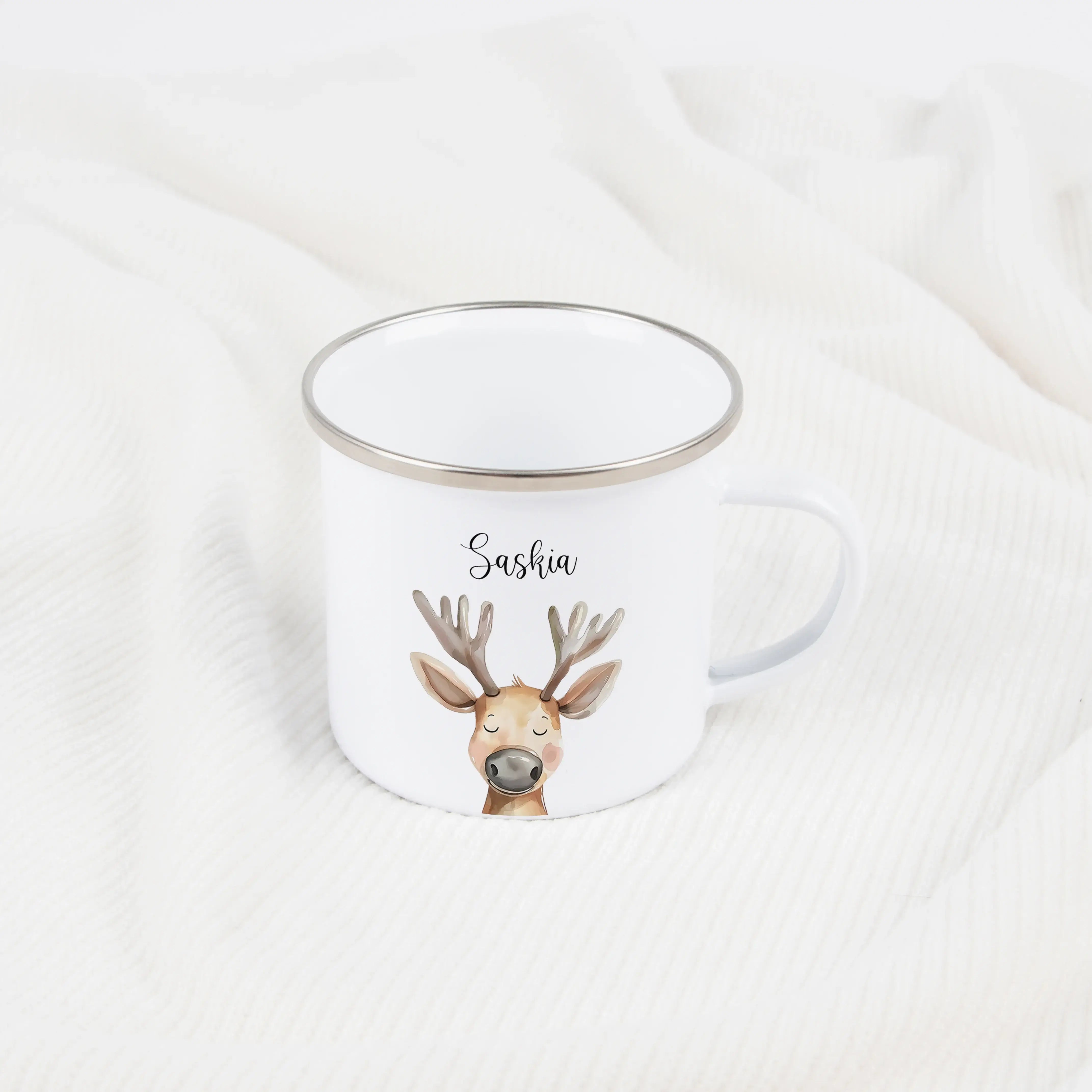 Emaille Tasse Rentier Portrait-Emaille Tasse-famprints-Die Emaille Tasse Rentier Portrait von famprints ist ein liebevoll gestalteter Becher für Kinder, der Alltag und besondere Momente verbindet. Das detailreiche Rentier-Motiv im sanften Illustrationssti