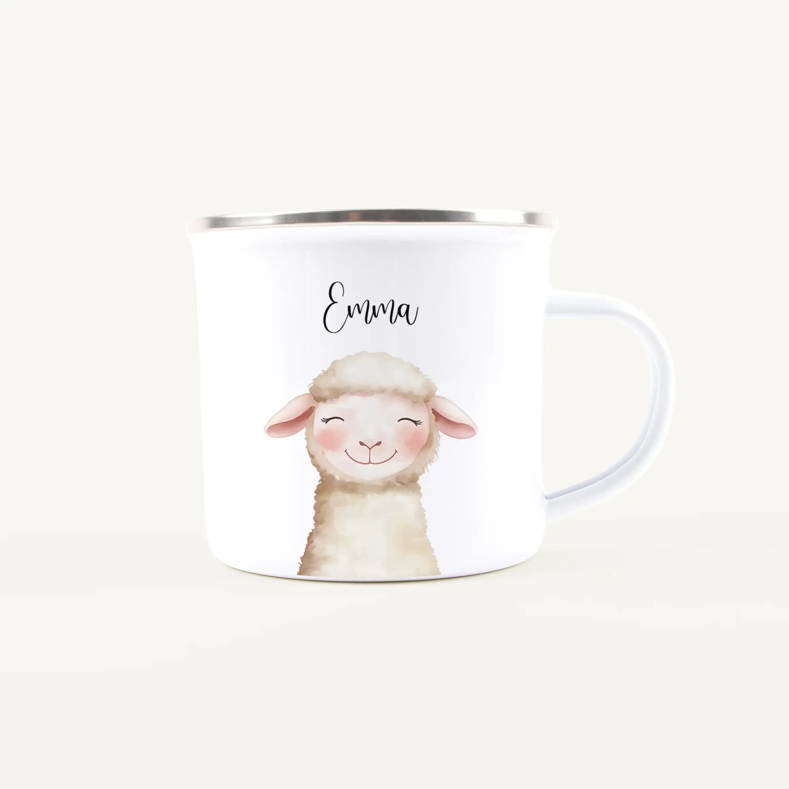 Emaille Tasse Schaf Portrait-Emaille Tasse-famprints-Mit der Emaille Tasse Schaf Portrait gestaltest du ein persönliches Geschenk, das sofort ein Lächeln auslöst. Das liebevoll illustrierte Schaf im sanften Portrait-Stil macht diese personalisierte Emaill