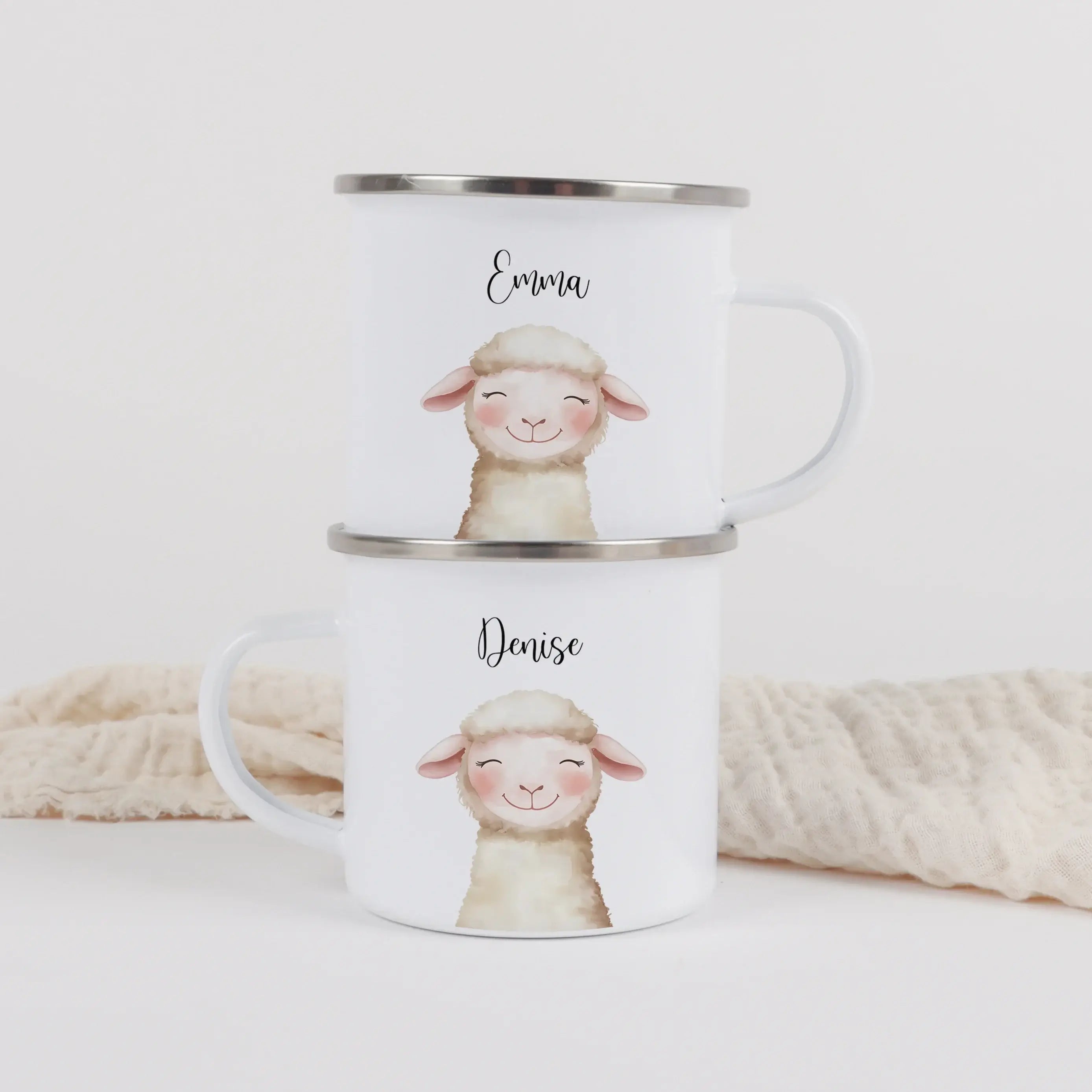 Emaille Tasse Schaf Portrait-Emaille Tasse-famprints-Mit der Emaille Tasse Schaf Portrait gestaltest du ein persönliches Geschenk, das sofort ein Lächeln auslöst. Das liebevoll illustrierte Schaf im sanften Portrait-Stil macht diese personalisierte Emaill