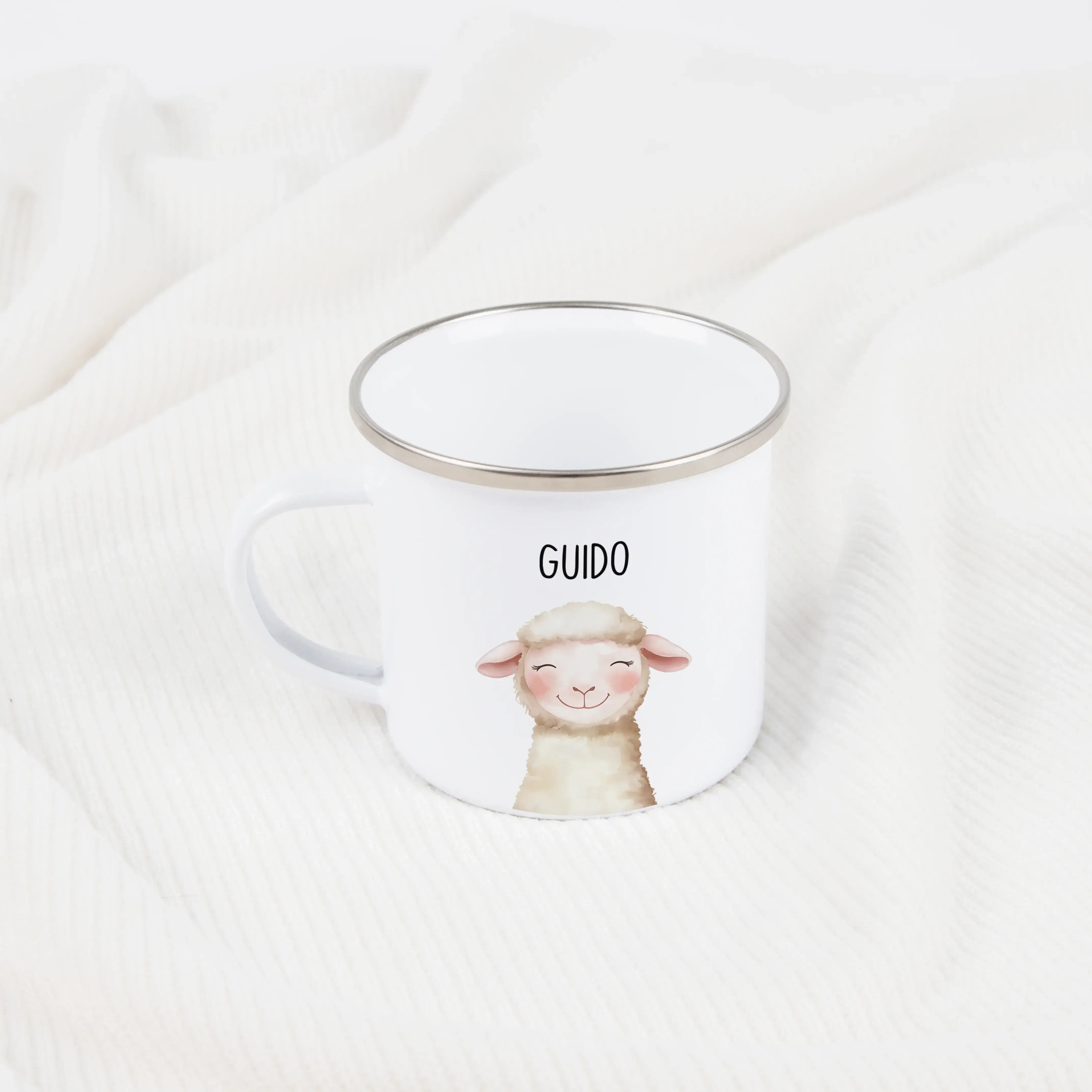 Emaille Tasse Schaf Portrait-Emaille Tasse-famprints-Mit der Emaille Tasse Schaf Portrait gestaltest du ein persönliches Geschenk, das sofort ein Lächeln auslöst. Das liebevoll illustrierte Schaf im sanften Portrait-Stil macht diese personalisierte Emaill