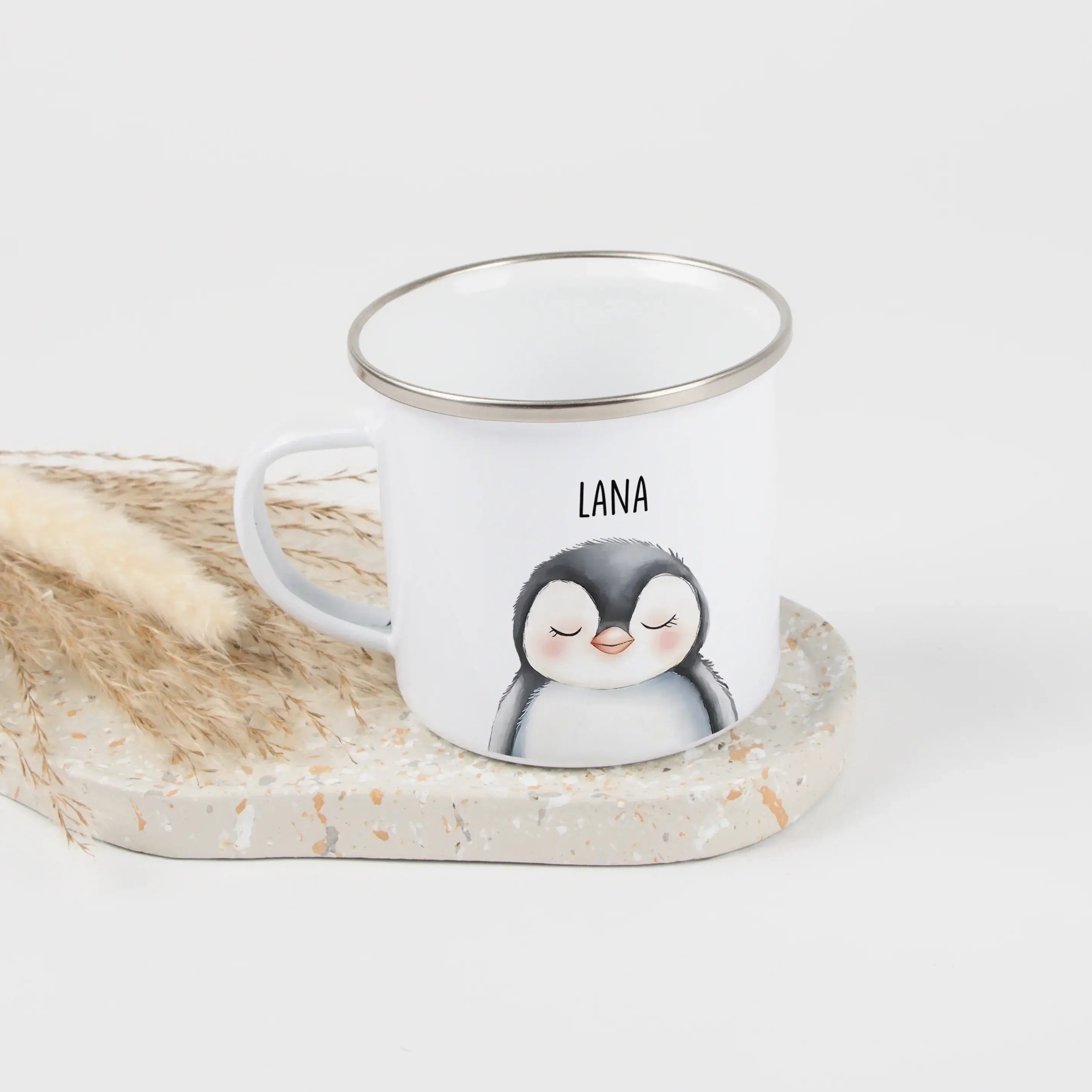 Emaille Tasse Pinguin Portrait-Emaille Tasse-famprints-Die Emaille Tasse Pinguin Portrait von famprints bringt Kindern jeden Morgen ein kleines Stück Freude an den Frühstückstisch. Mit ihrem liebevoll gestalteten Wasserfarben-Look und der Auswahl aus zwei