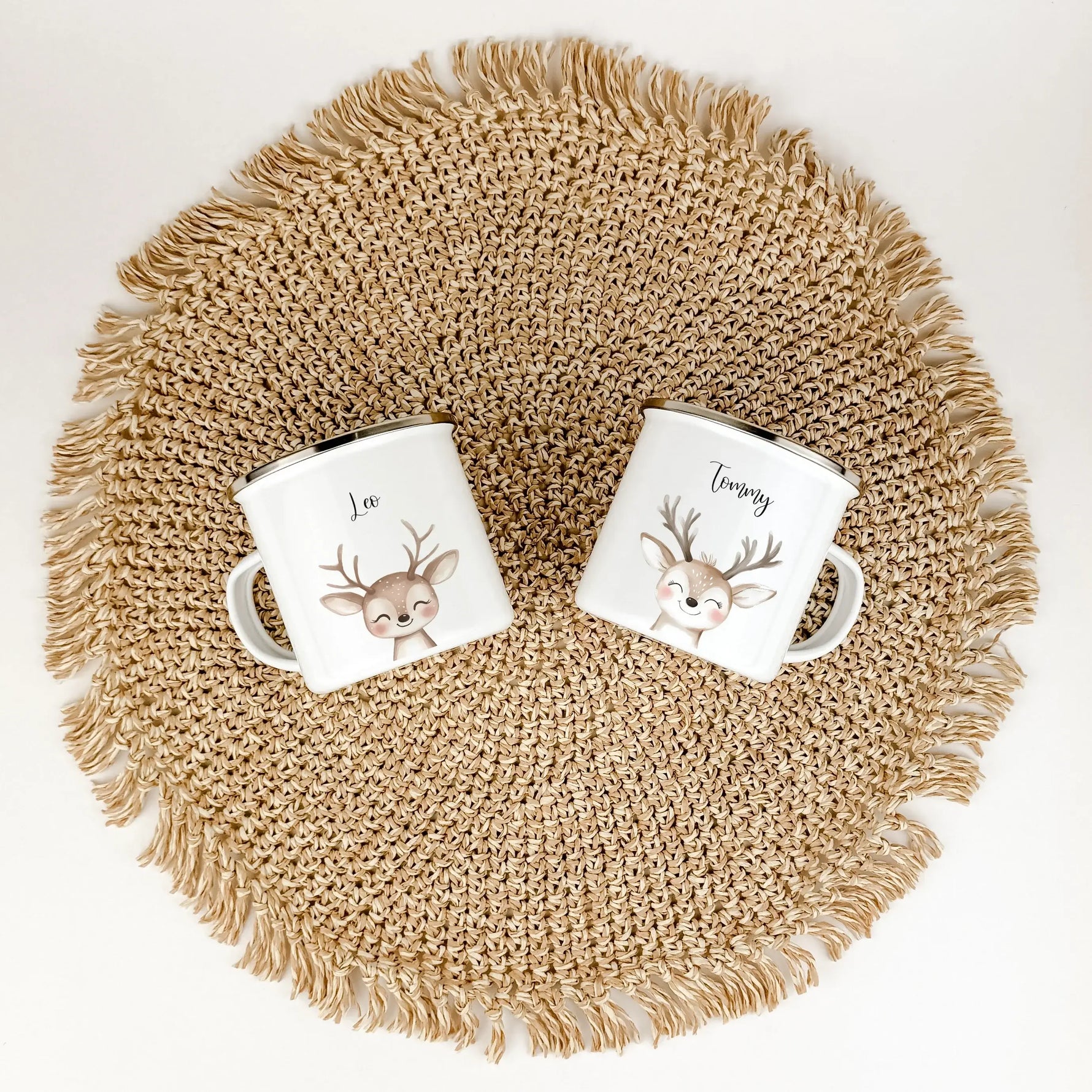 Emaille Tasse Reh Portrait-famprints-Emaille Tasse-Entdecke die bezaubernde Emaille Tasse Reh Portrait – das ideale personalisierte Geschenk für Kinder! Ob zur Einschulung, Taufe, Ostern oder Weihnachten, dieser Emaille Becher bringt Freude in jeden Anlas