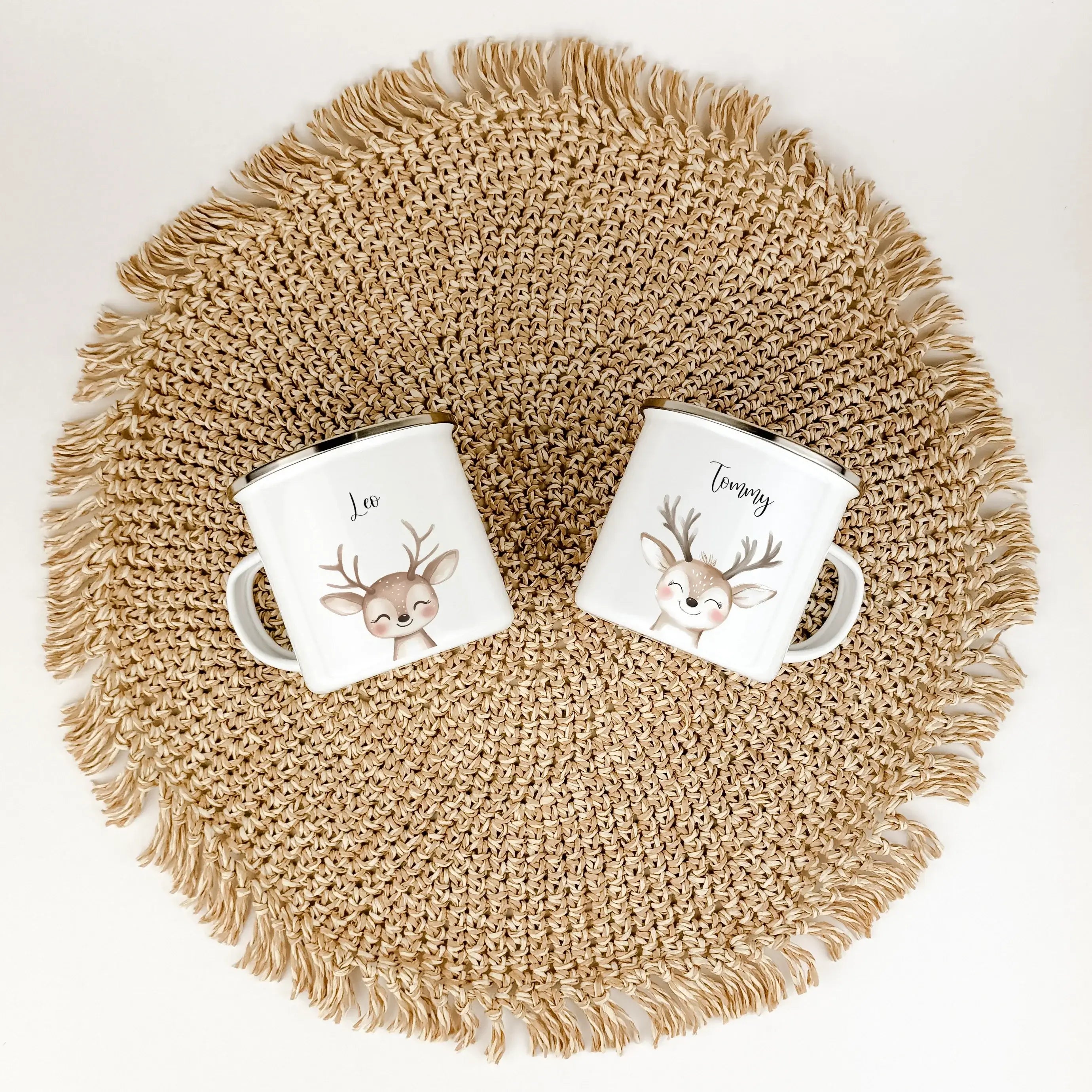 Emaille Tasse Reh Portrait-famprints-Emaille Tasse-Entdecke die bezaubernde Emaille Tasse Reh Portrait – das ideale personalisierte Geschenk für Kinder! Ob zur Einschulung, Taufe, Ostern oder Weihnachten, dieser Emaille Becher bringt Freude in jeden Anlas