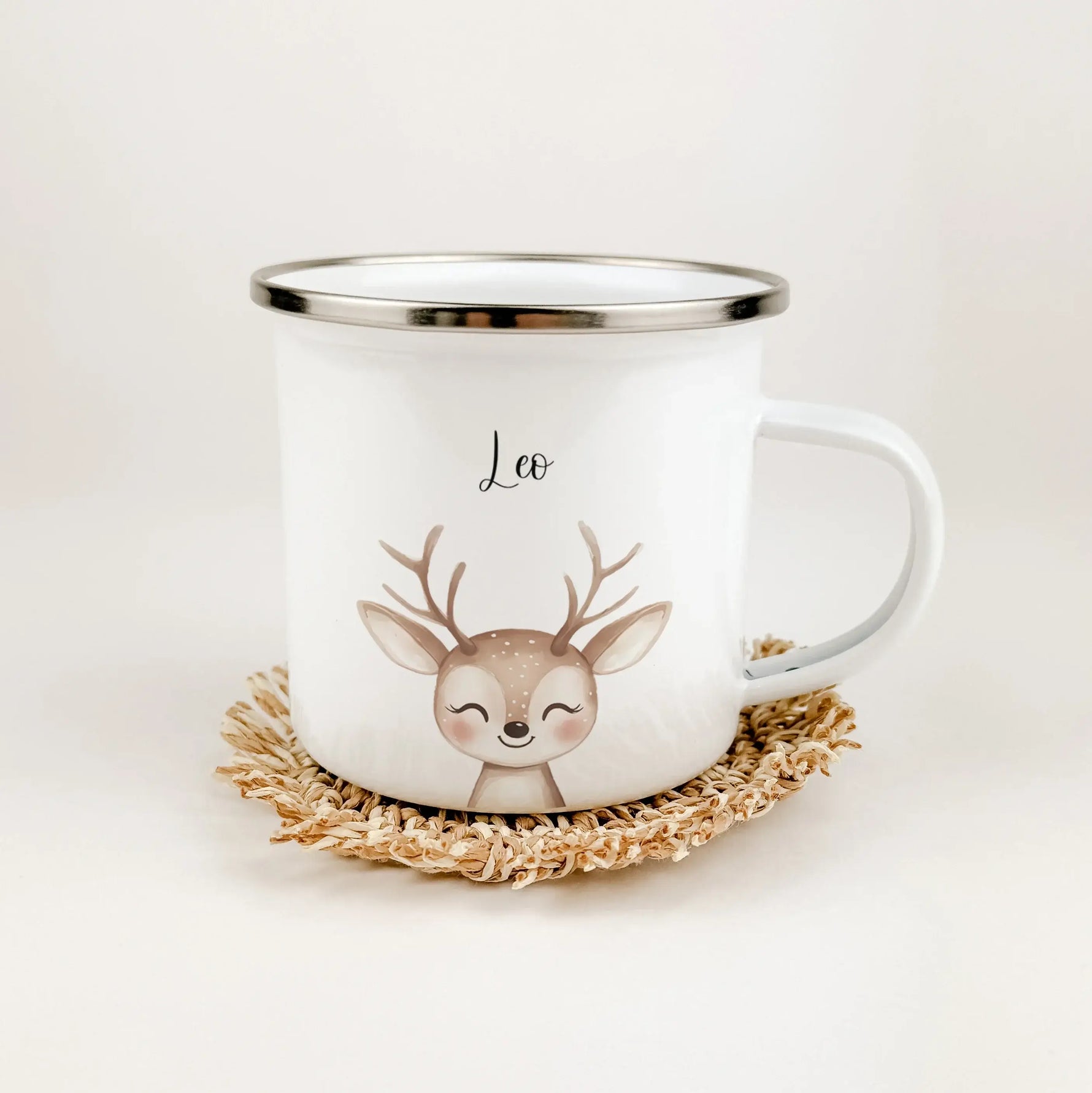 Emaille Tasse Reh Portrait-famprints-Emaille Tasse-Entdecke die bezaubernde Emaille Tasse Reh Portrait – das ideale personalisierte Geschenk für Kinder! Ob zur Einschulung, Taufe, Ostern oder Weihnachten, dieser Emaille Becher bringt Freude in jeden Anlas