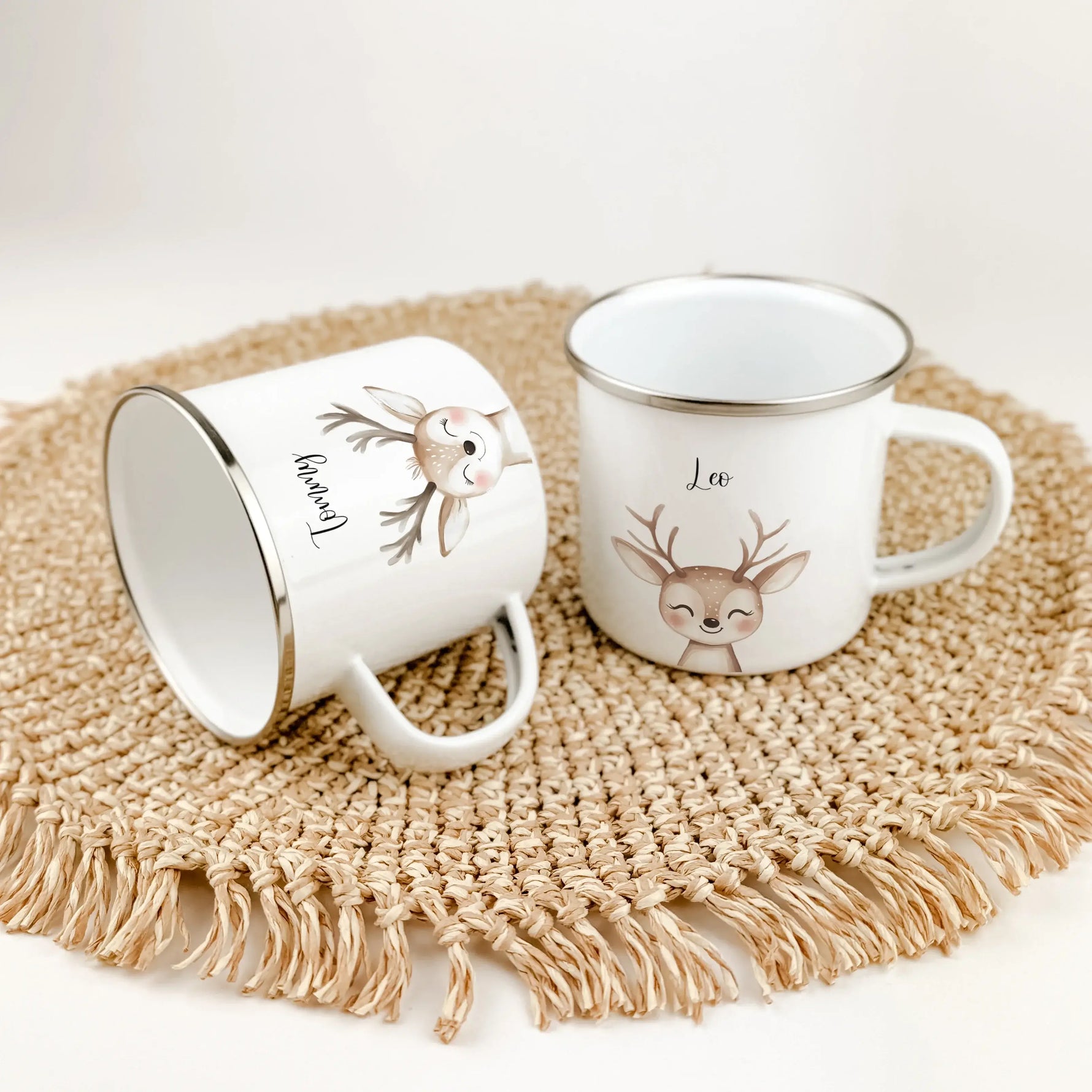 Emaille Tasse Reh Portrait-famprints-Emaille Tasse-Entdecke die bezaubernde Emaille Tasse Reh Portrait – das ideale personalisierte Geschenk für Kinder! Ob zur Einschulung, Taufe, Ostern oder Weihnachten, dieser Emaille Becher bringt Freude in jeden Anlas