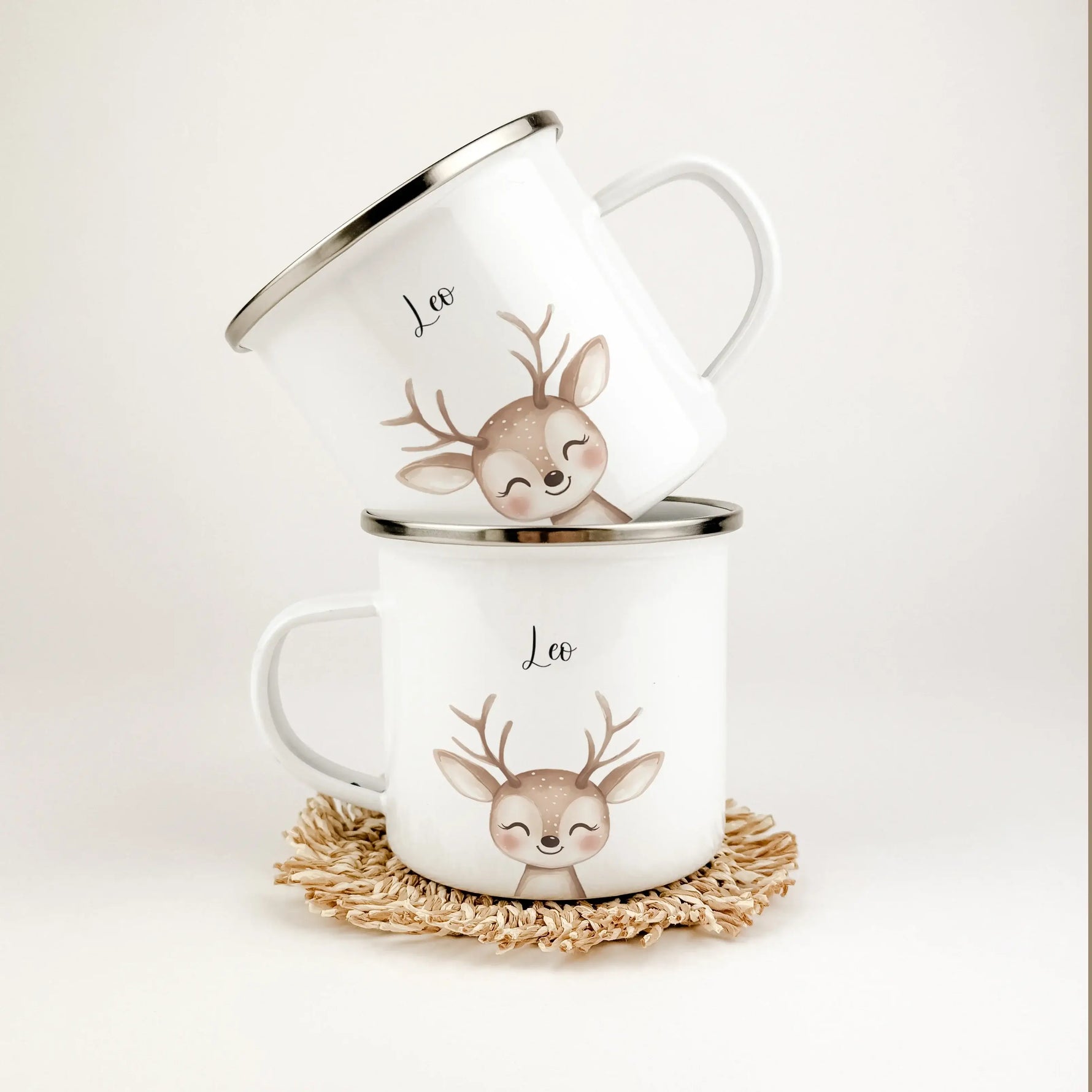 Emaille Tasse Reh Portrait-famprints-Emaille Tasse-Entdecke die bezaubernde Emaille Tasse Reh Portrait – das ideale personalisierte Geschenk für Kinder! Ob zur Einschulung, Taufe, Ostern oder Weihnachten, dieser Emaille Becher bringt Freude in jeden Anlas