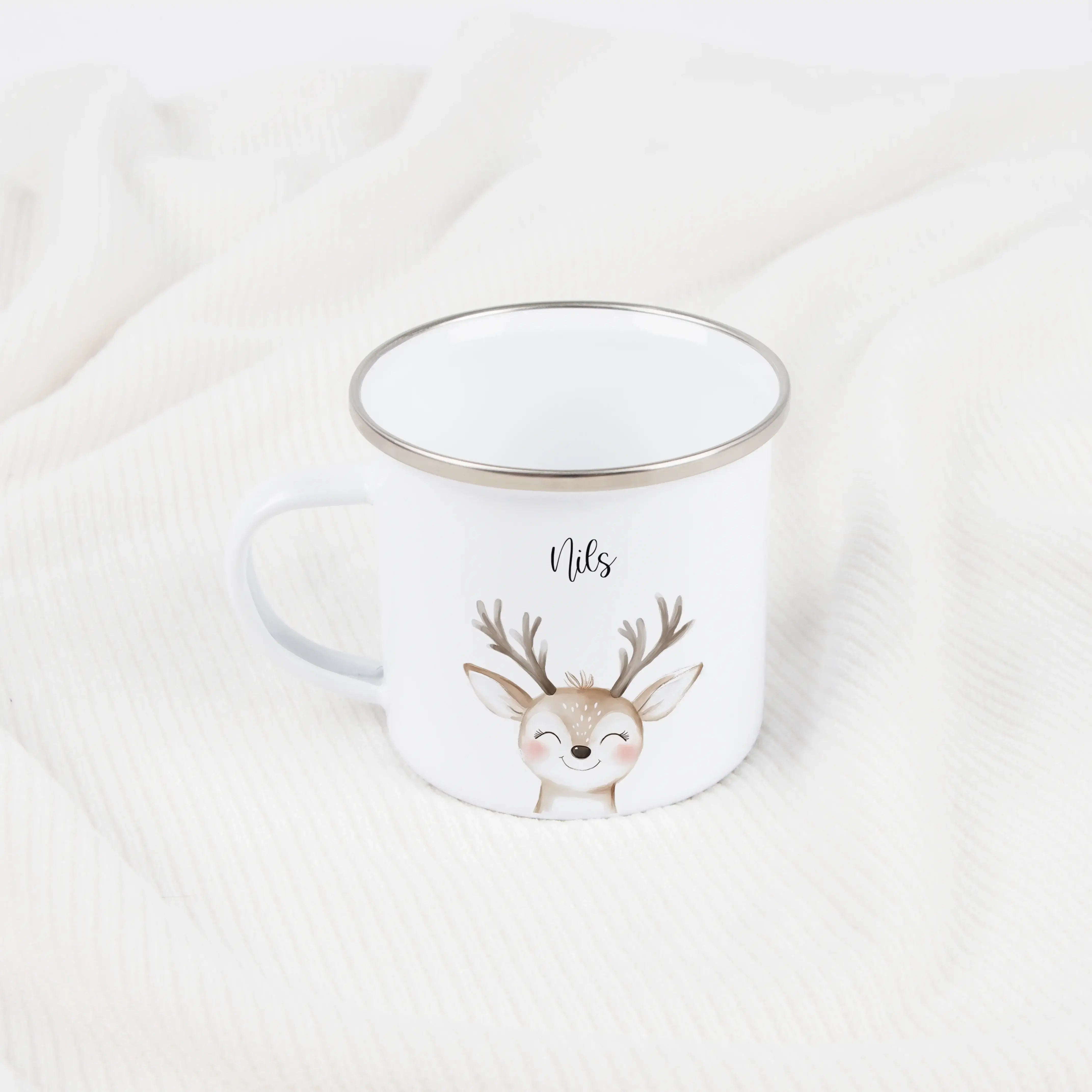 Emaille Tasse Reh Portrait-Emaille Tasse-famprints-Die Emaille Tasse Reh Portrait von famprints ist ein liebevoll gestaltetes, personalisiertes Geschenk für Kinder und Familien, die besondere Motive mögen. Das detailreiche Reh im Portrait-Stil passt perfe
