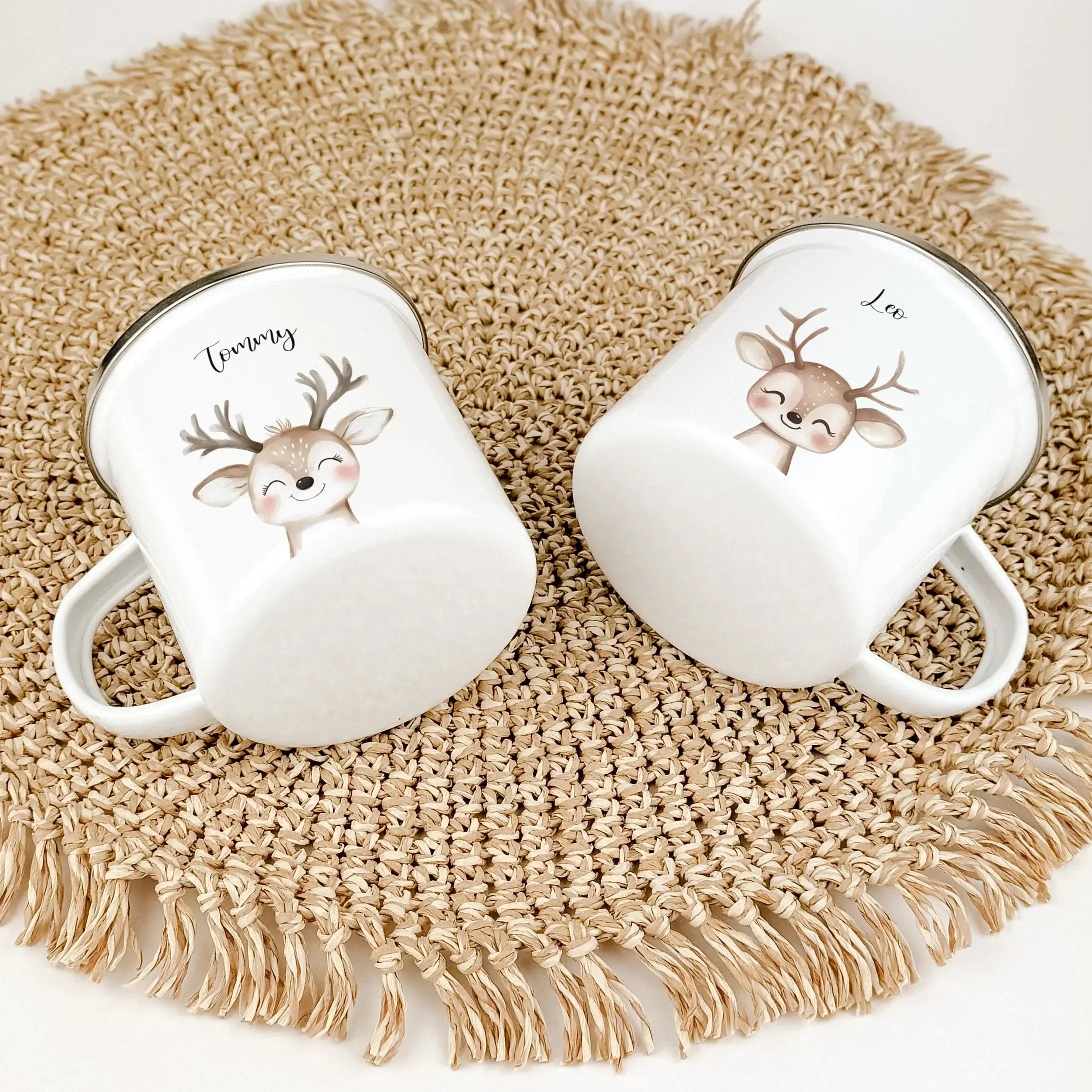 Emaille Tasse Reh Portrait-famprints-Emaille Tasse-Entdecke die bezaubernde Emaille Tasse Reh Portrait – das ideale personalisierte Geschenk für Kinder! Ob zur Einschulung, Taufe, Ostern oder Weihnachten, dieser Emaille Becher bringt Freude in jeden Anlas