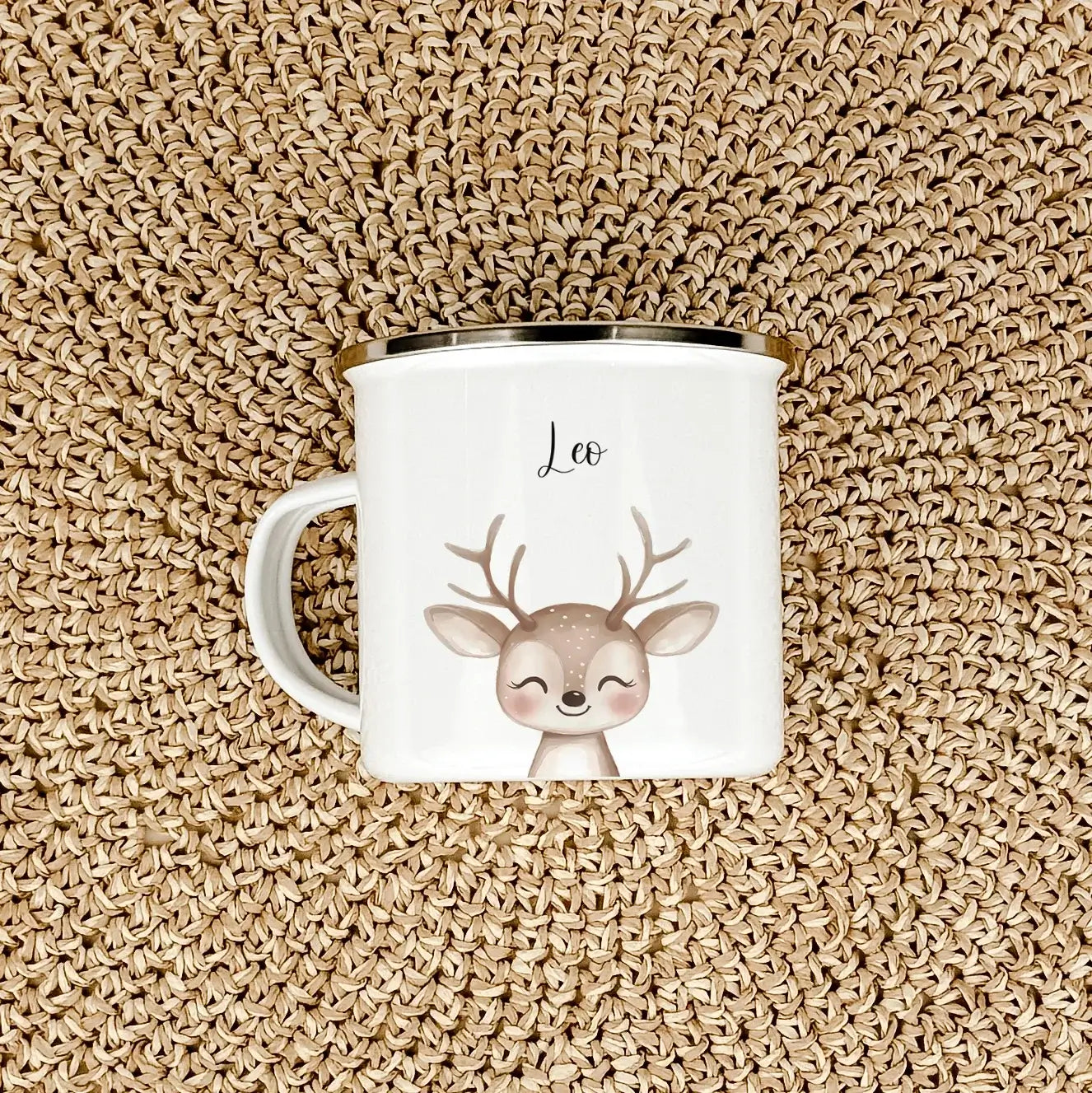 Emaille Tasse Reh Portrait-famprints-Emaille Tasse-Entdecke die bezaubernde Emaille Tasse Reh Portrait – das ideale personalisierte Geschenk für Kinder! Ob zur Einschulung, Taufe, Ostern oder Weihnachten, dieser Emaille Becher bringt Freude in jeden Anlas