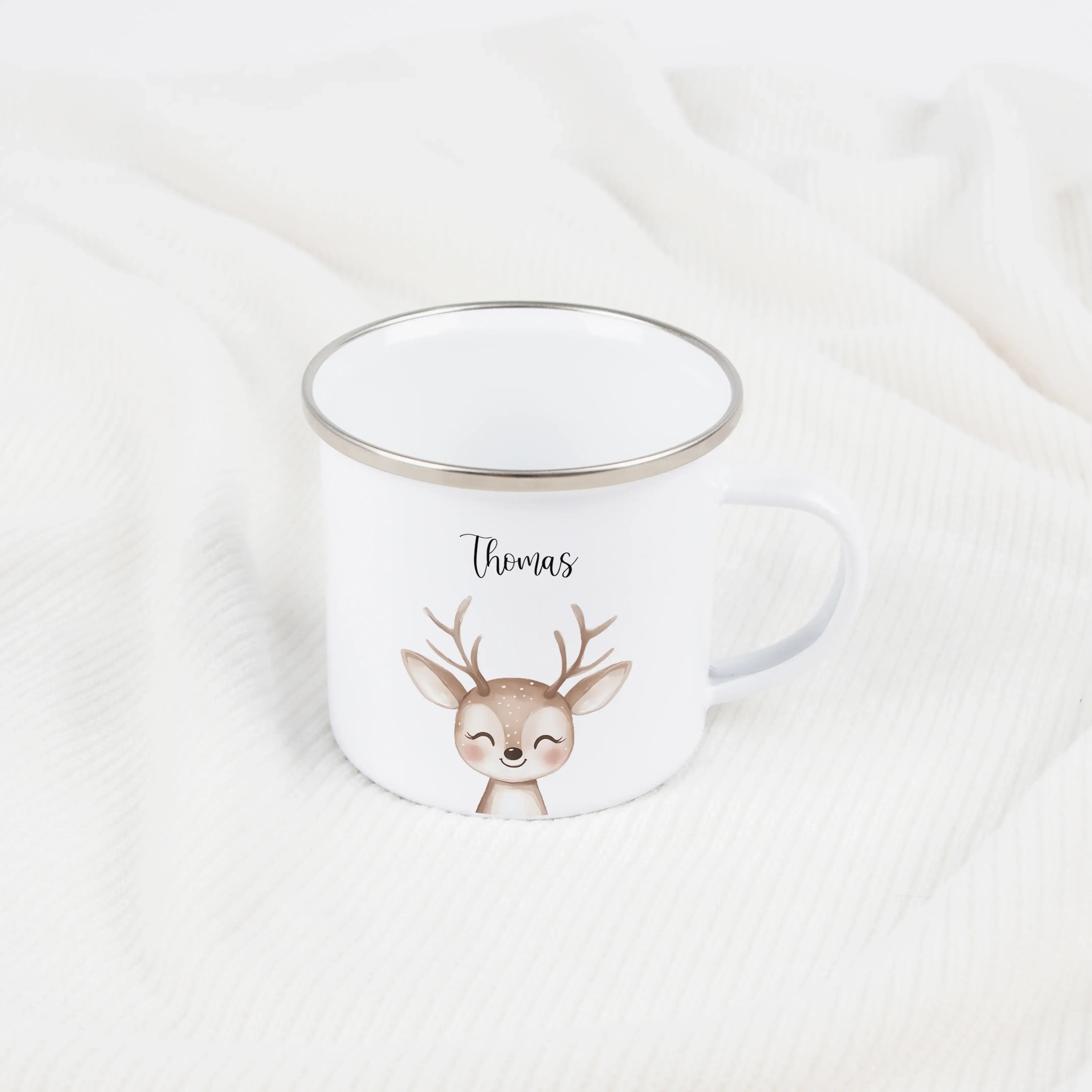 Emaille Tasse Reh Portrait-Emaille Tasse-famprints-Die Emaille Tasse Reh Portrait von famprints ist ein liebevoll gestaltetes, personalisiertes Geschenk für Kinder und Familien, die besondere Motive mögen. Das detailreiche Reh im Portrait-Stil passt perfe